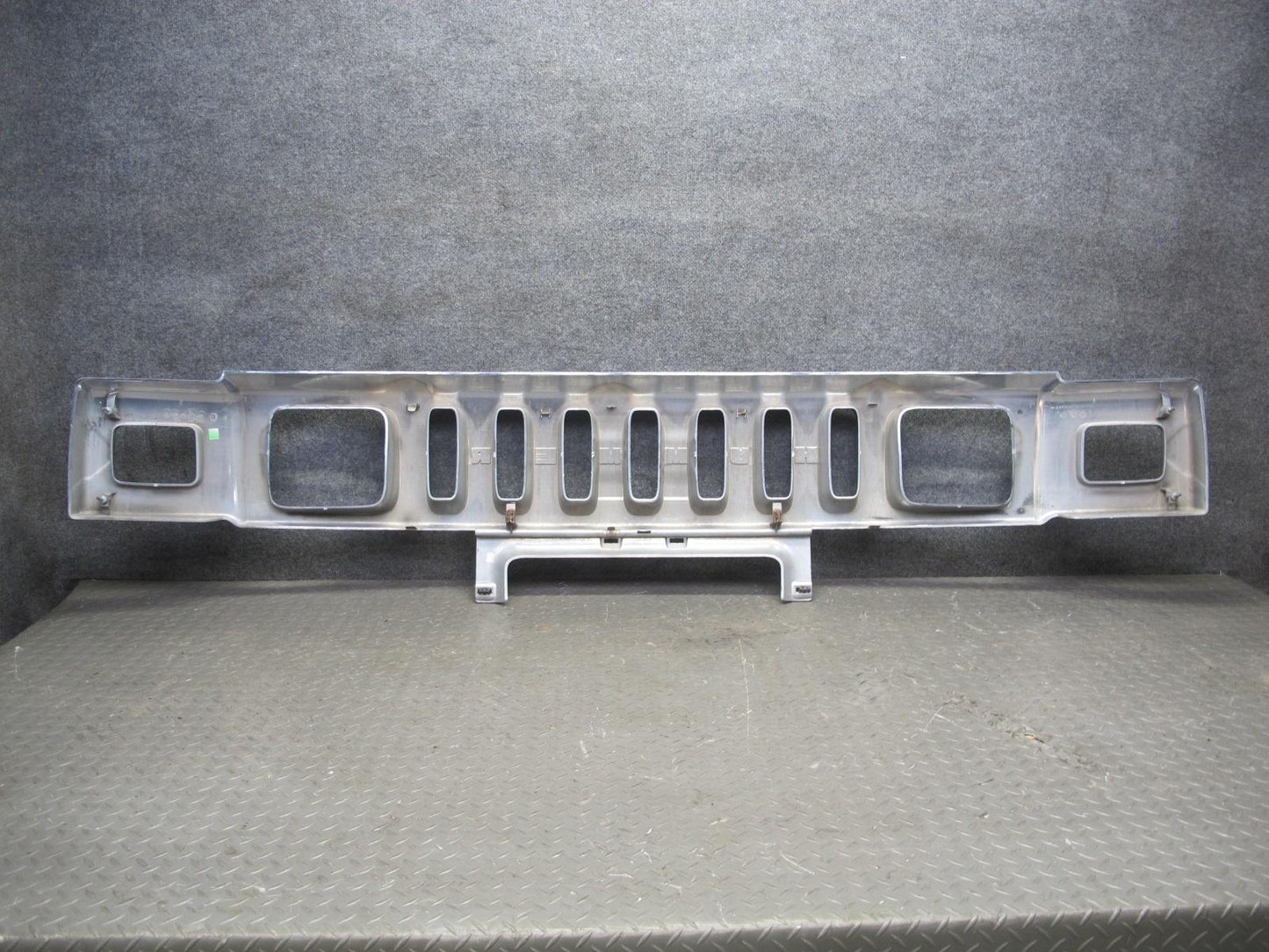 2003-2007 Hummer H2 Front Bumper Radiator Upper Grille Molding 15777617