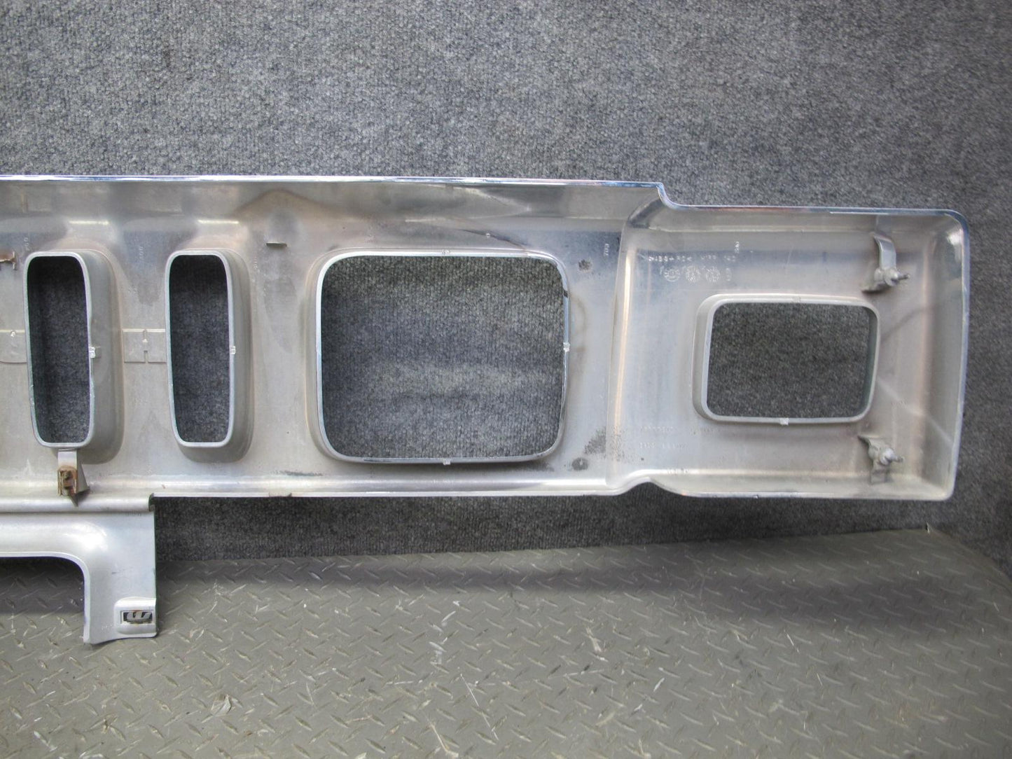 2003-2007 Hummer H2 Front Bumper Radiator Upper Grille Molding 15777617