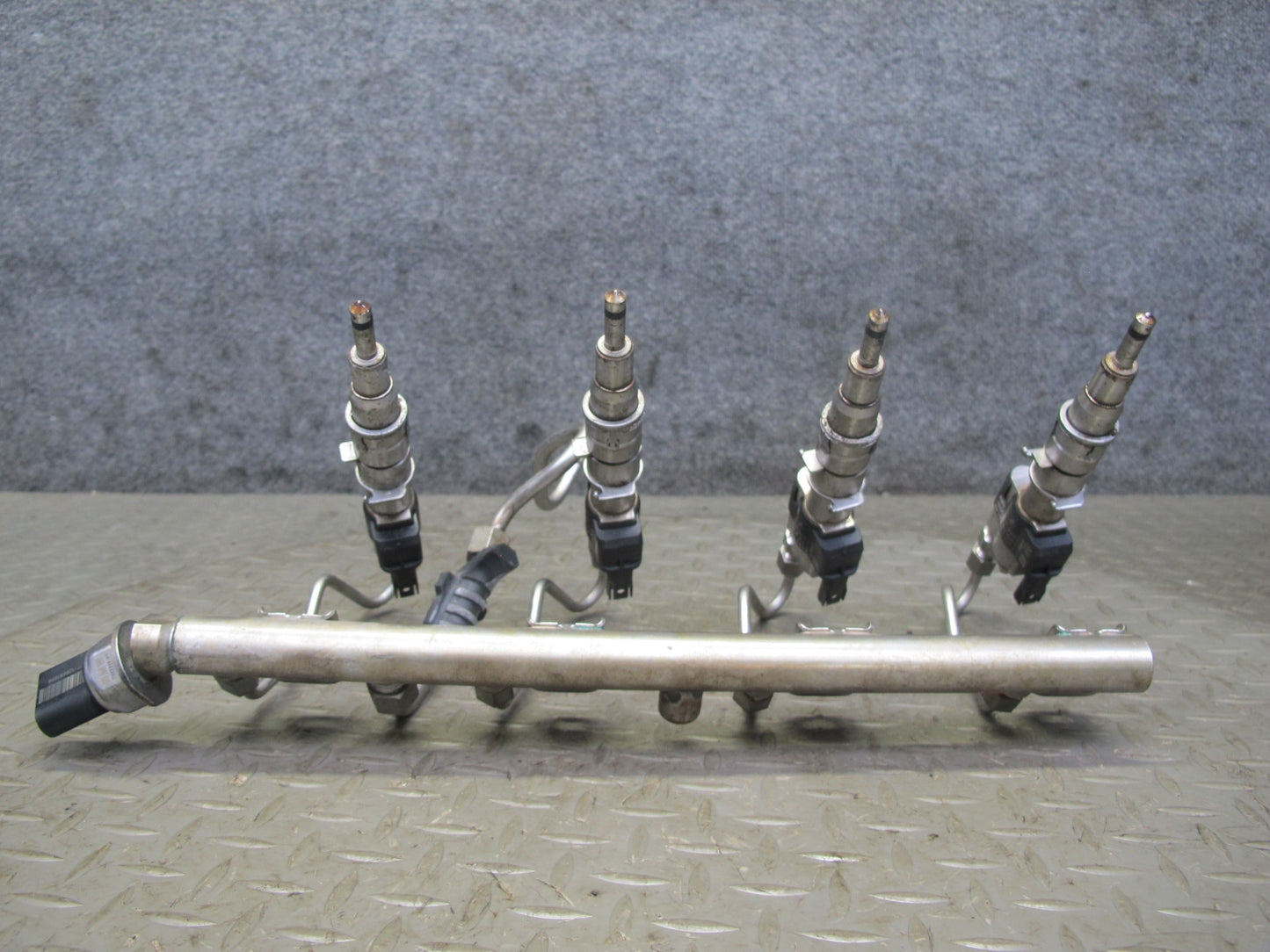 11-13 BMW F10 F12 4.4L 550i N63 Fuel Rail Injector Pipe Line Set Index 12 OEM