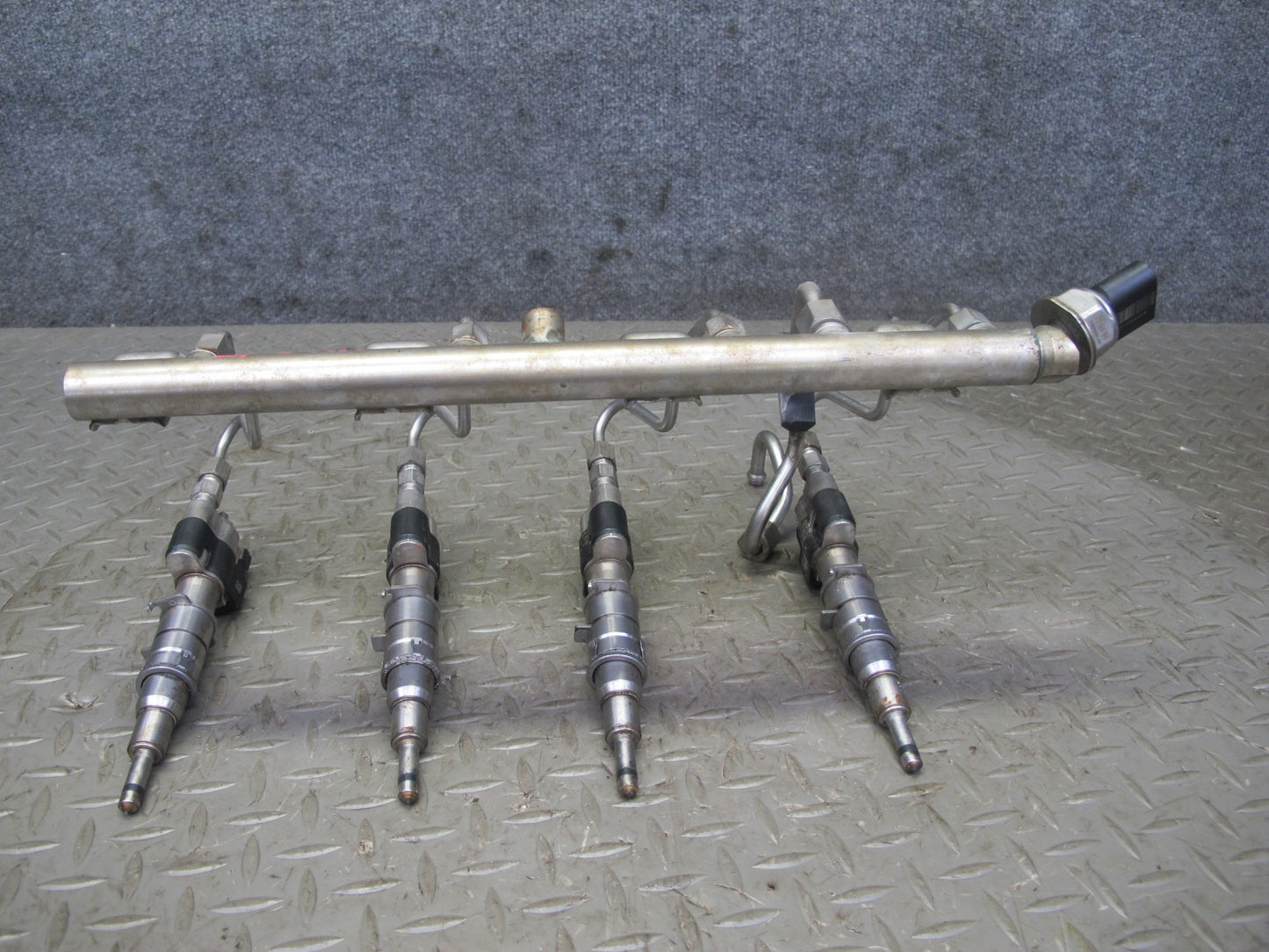 11-13 BMW F10 F12 4.4L 550i N63 Fuel Rail Injector Pipe Line Set Index 12 OEM