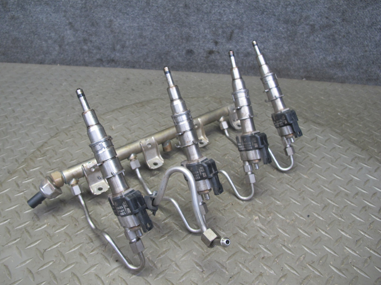 11-13 BMW F10 F12 4.4L 550i N63 Fuel Rail Injector Pipe Line Set Index 12 OEM