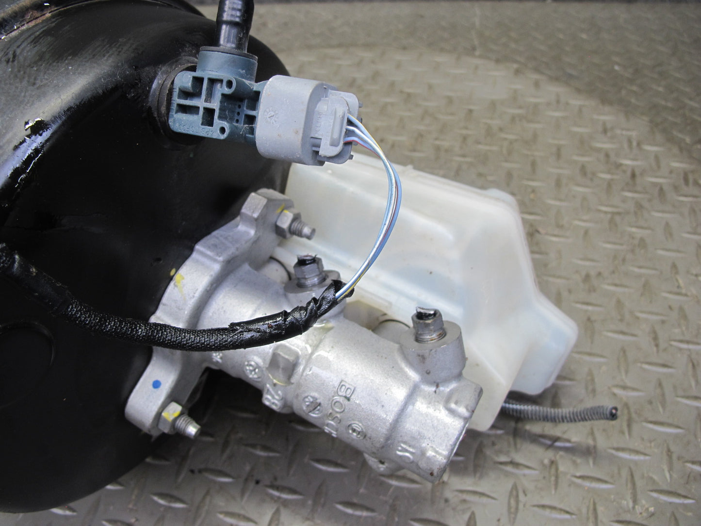 2017-2020 Maserati Levante M161 Brake Master Cylinder Power Booster Assembly