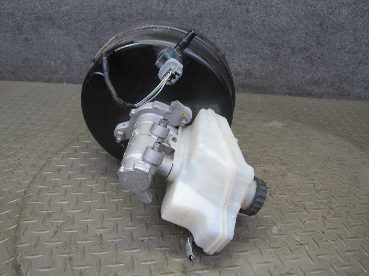 2017-2020 Maserati Levante M161 Brake Master Cylinder Power Booster Assembly