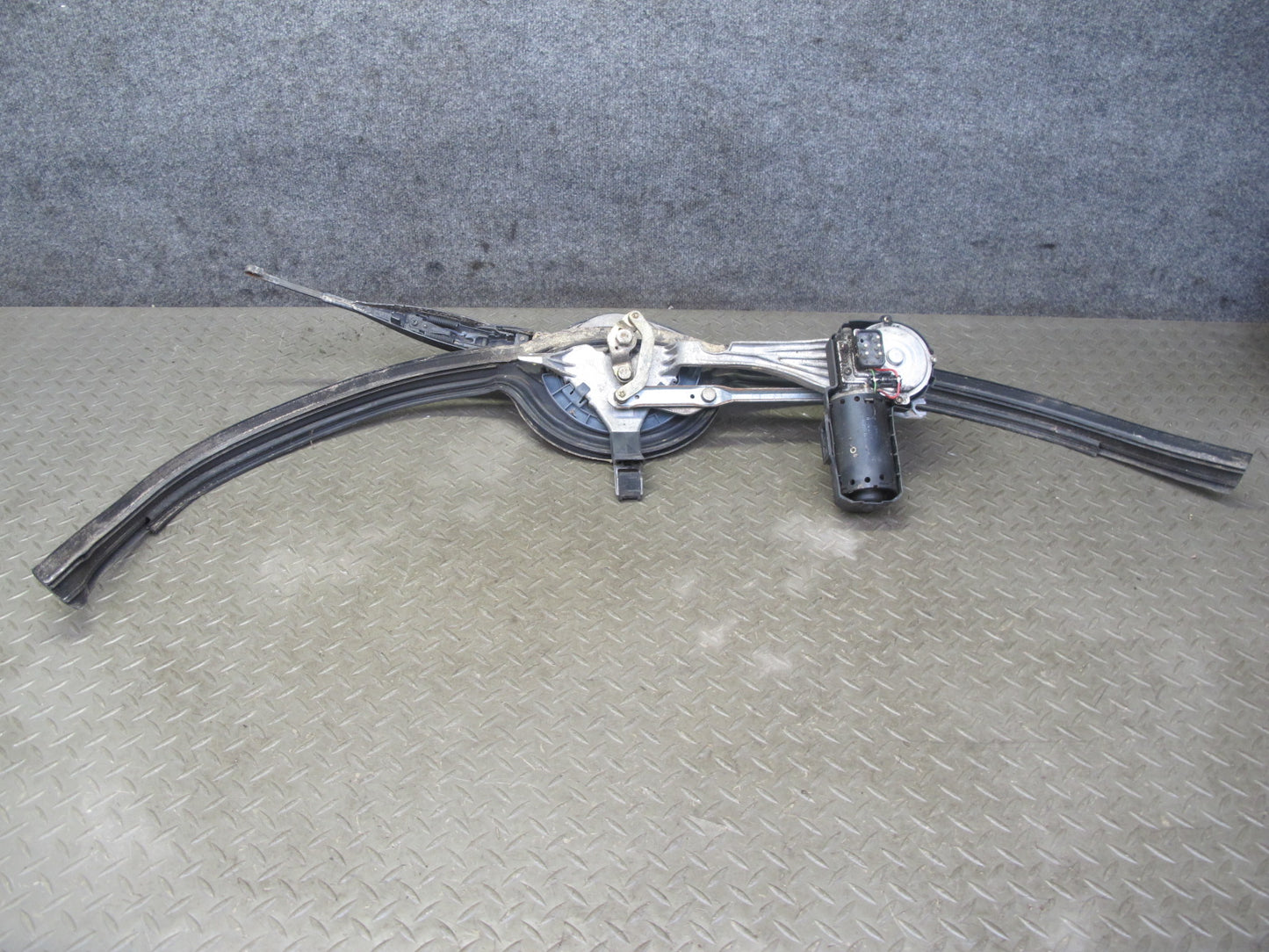 94-95 Mercedes W124 300D Windshield Wiper Transmission Linkage w Motor OEM
