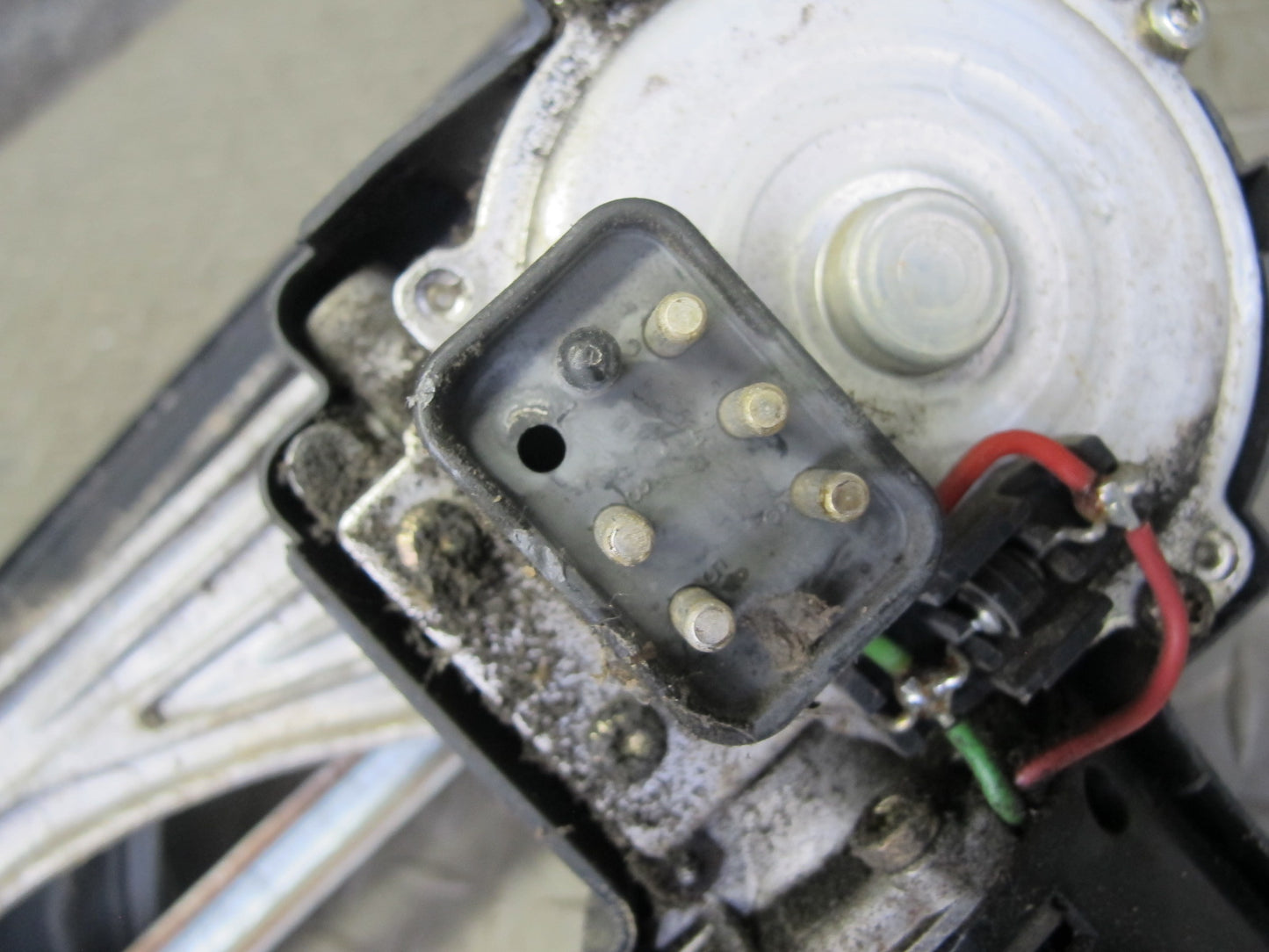 94-95 Mercedes W124 300D Windshield Wiper Transmission Linkage w Motor OEM