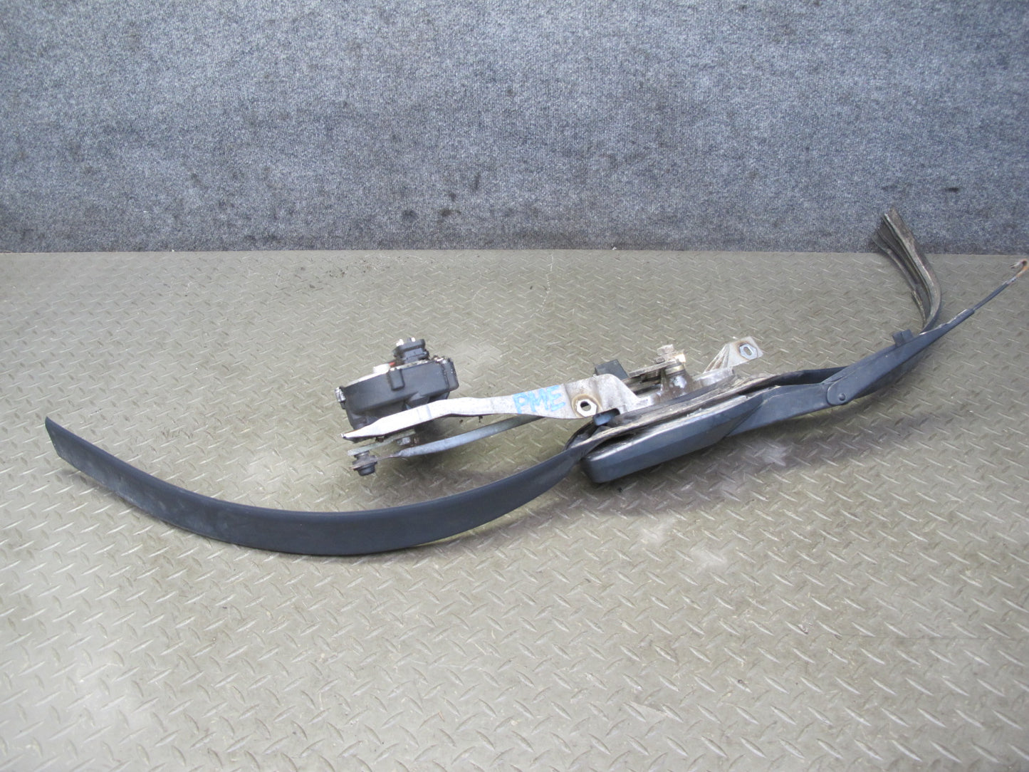 94-95 Mercedes W124 300D Windshield Wiper Transmission Linkage w Motor OEM