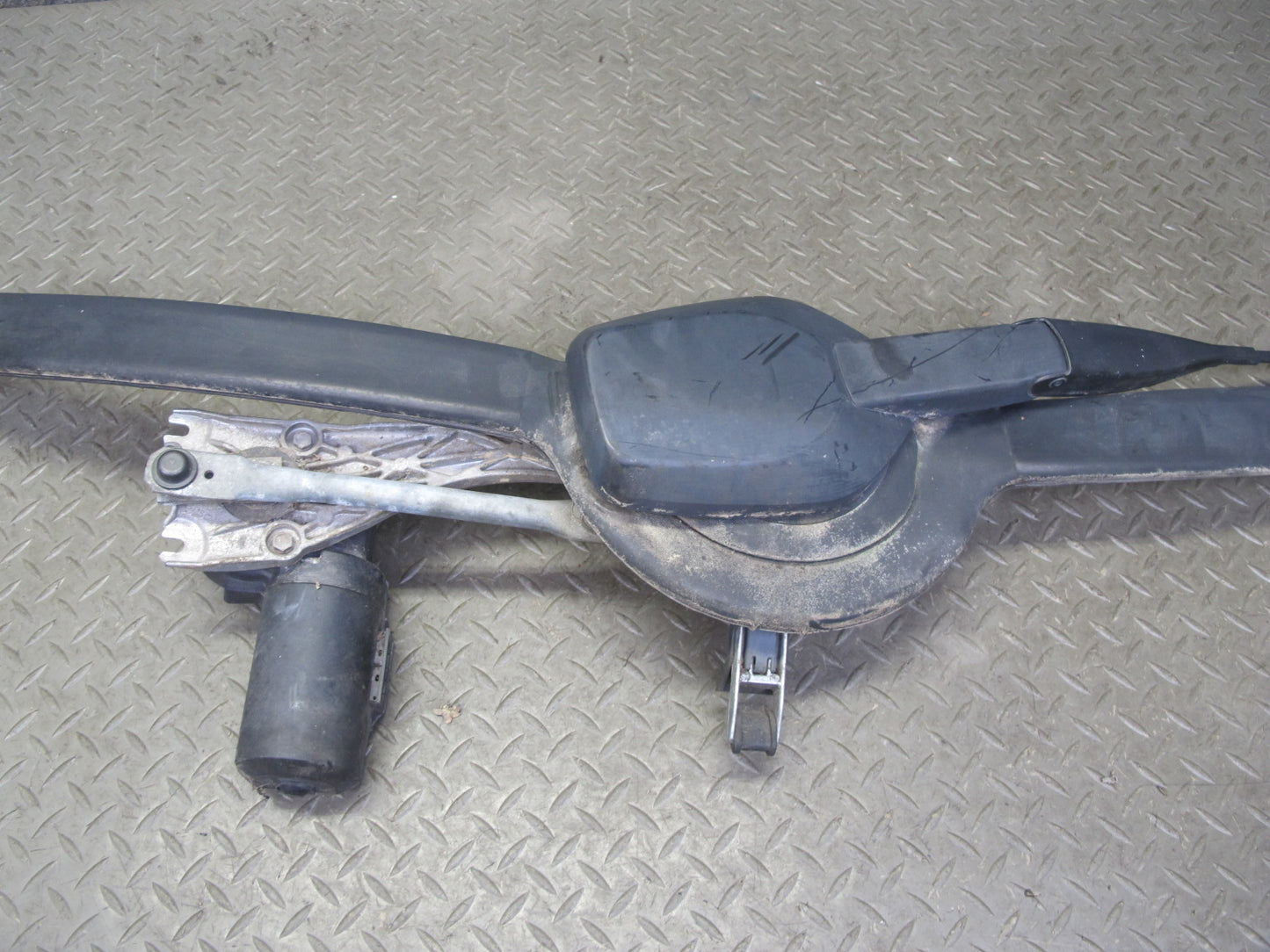 94-95 Mercedes W124 300D Windshield Wiper Transmission Linkage w Motor OEM