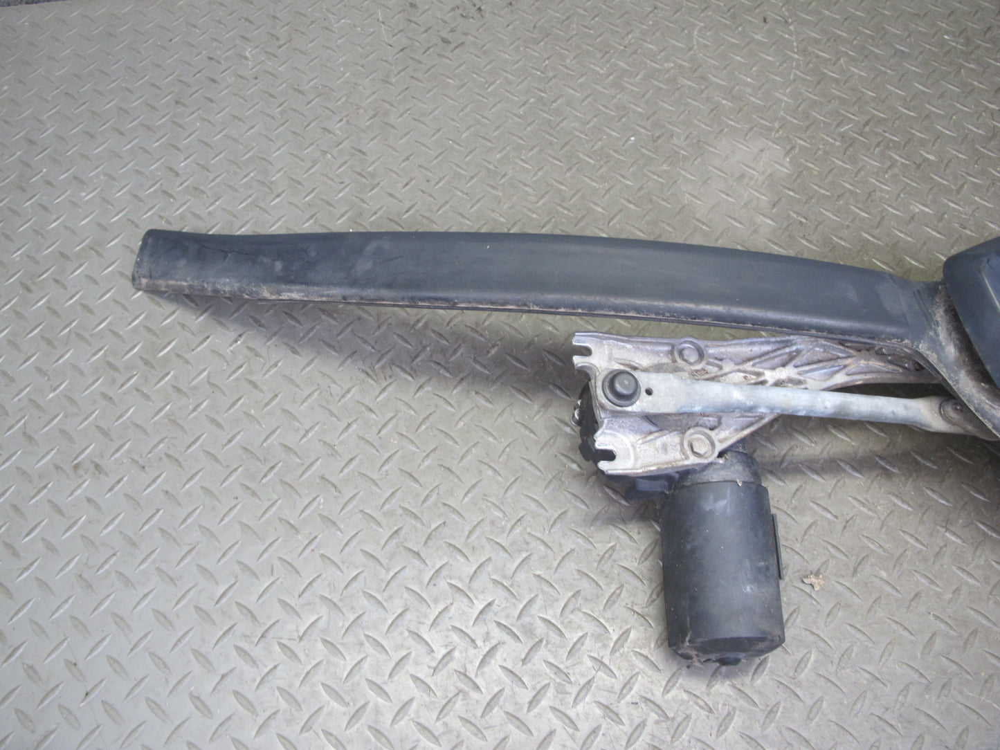 94-95 Mercedes W124 300D Windshield Wiper Transmission Linkage w Motor OEM