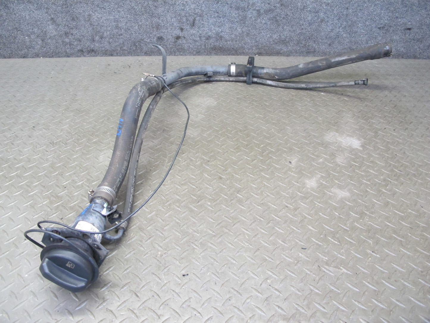 2008 Hummer H2 Fuel Tank Filler Neck Pipe Line w Cap 15937674