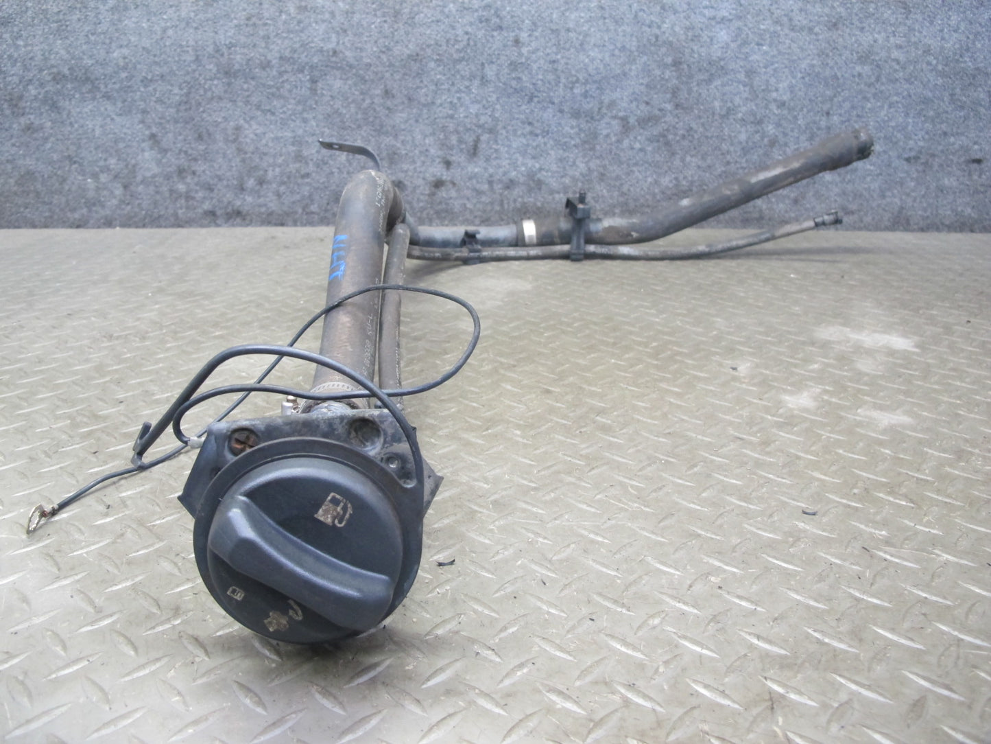 2008 Hummer H2 Fuel Tank Filler Neck Pipe Line w Cap 15937674