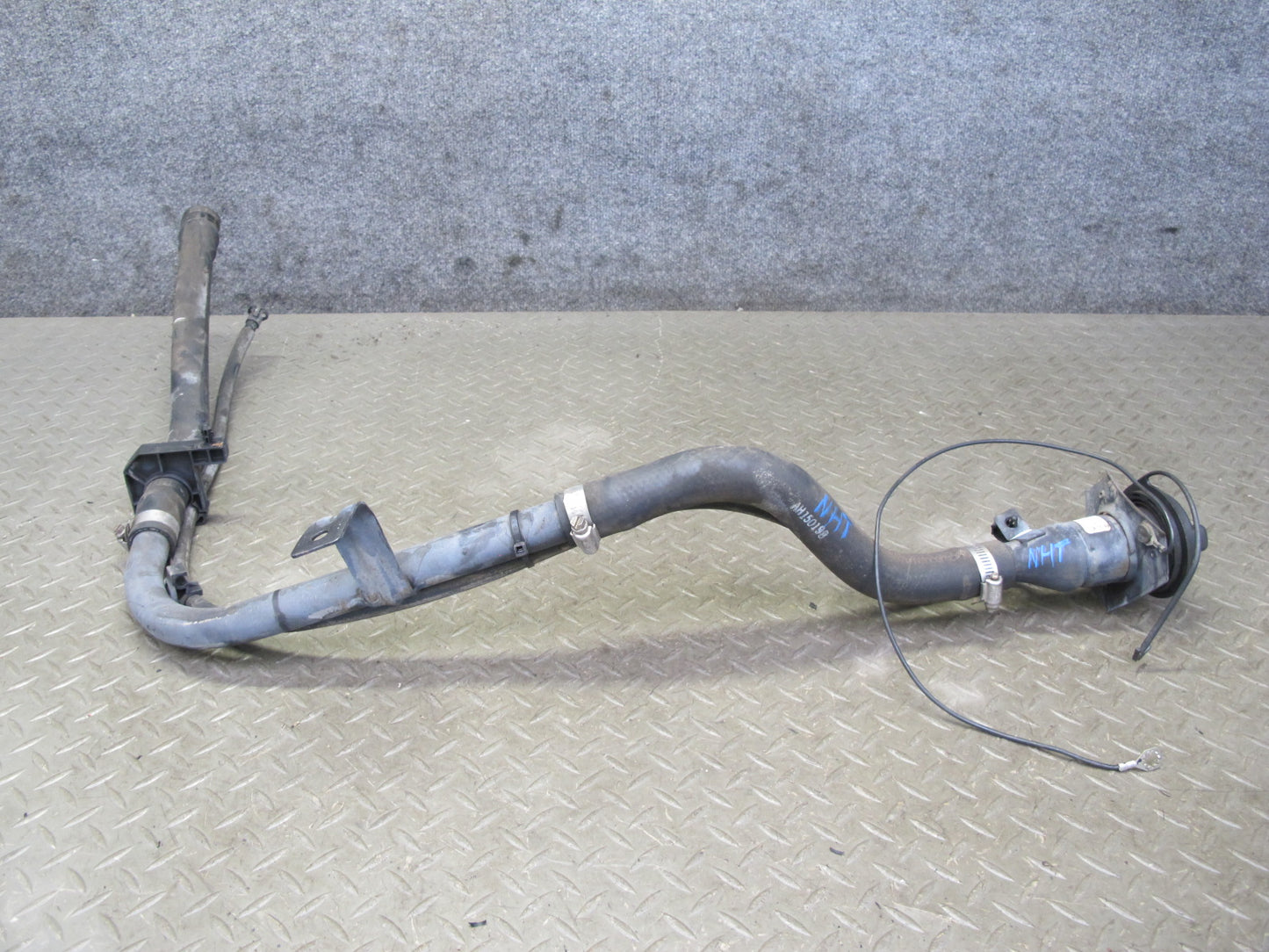 2008 Hummer H2 Fuel Tank Filler Neck Pipe Line w Cap 15937674