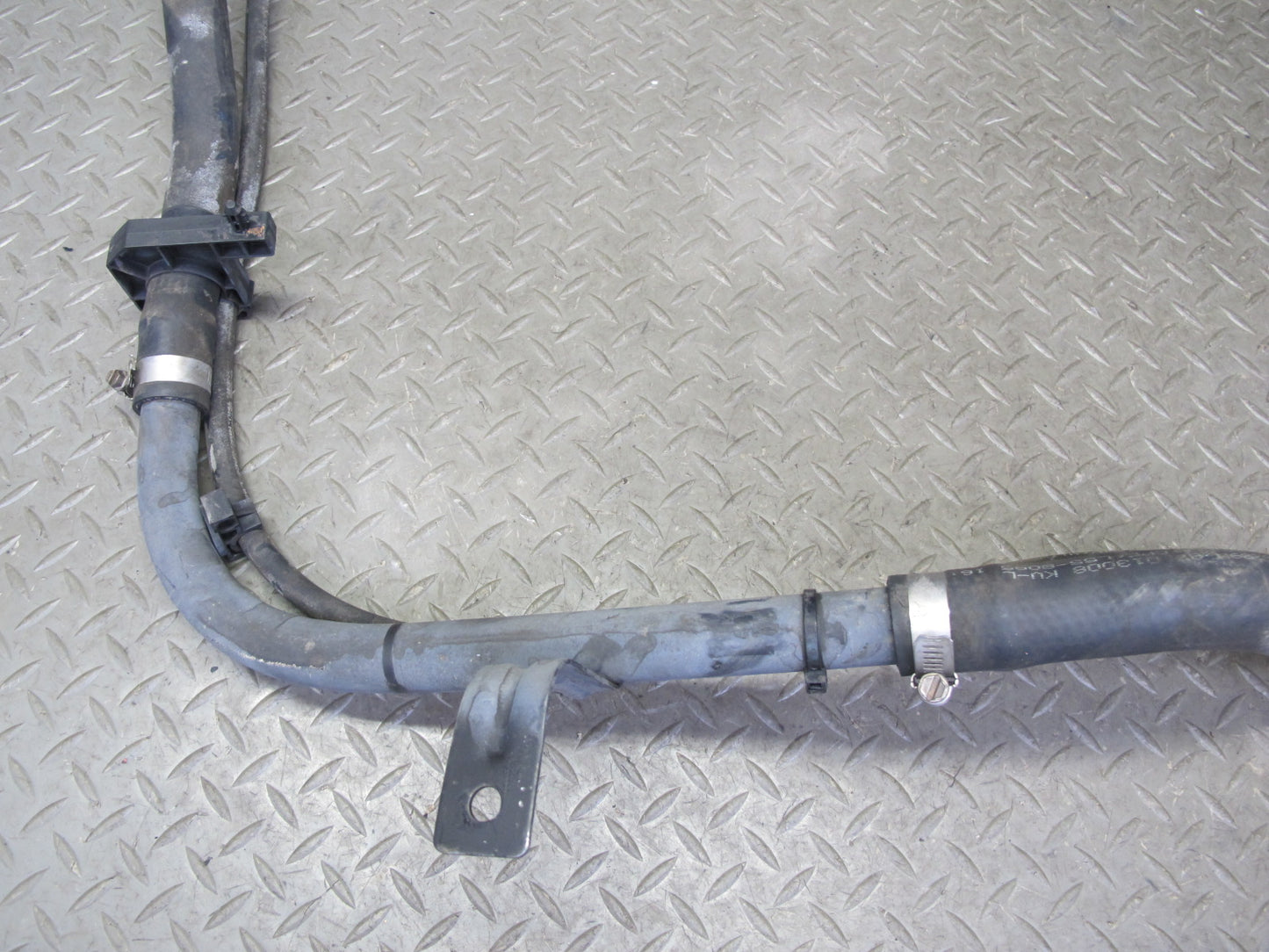 2008 Hummer H2 Fuel Tank Filler Neck Pipe Line w Cap 15937674