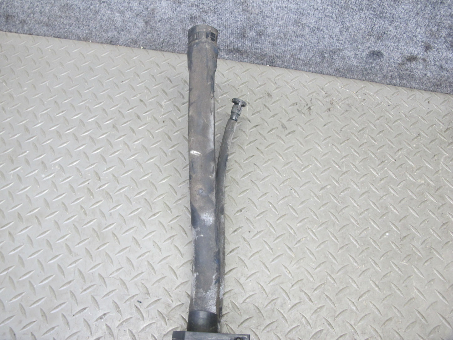 2008 Hummer H2 Fuel Tank Filler Neck Pipe Line w Cap 15937674