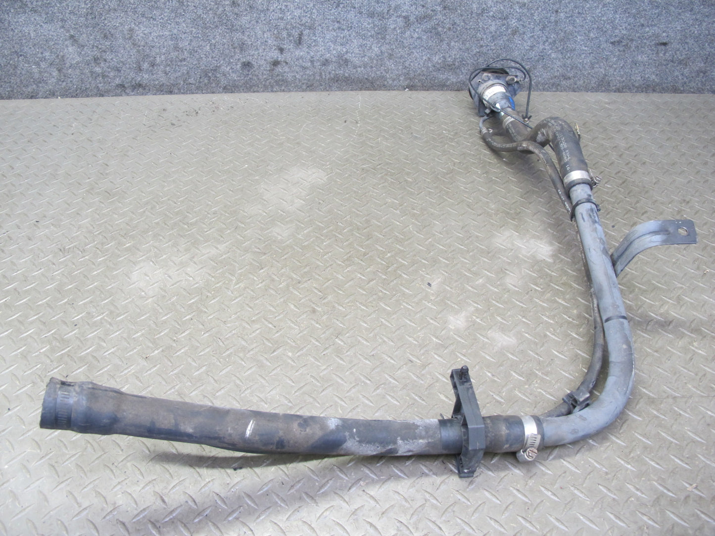 2008 Hummer H2 Fuel Tank Filler Neck Pipe Line w Cap 15937674