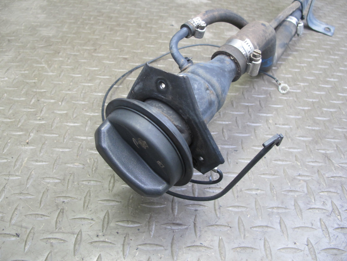 2008 Hummer H2 Fuel Tank Filler Neck Pipe Line w Cap 15937674