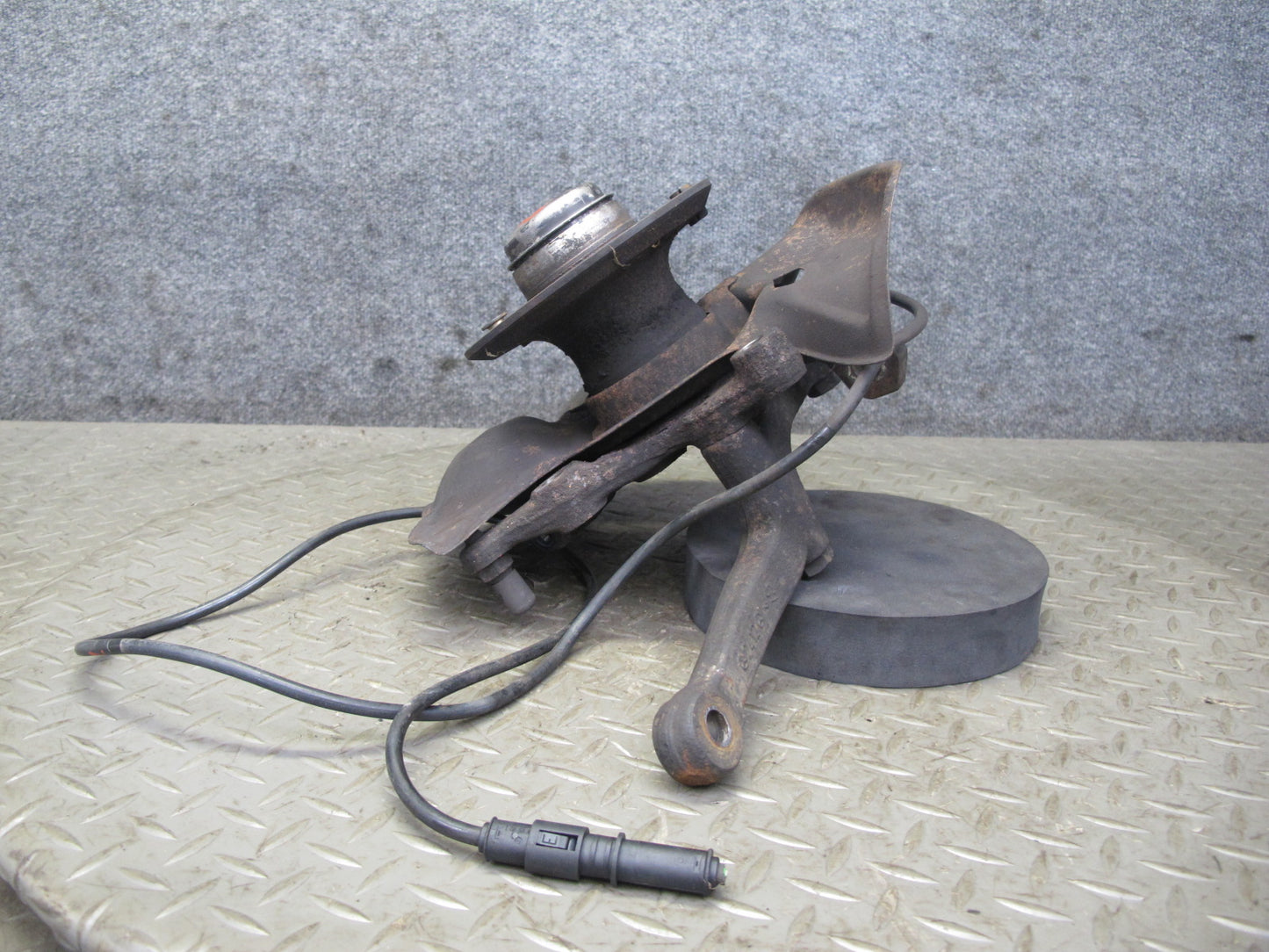 90-95 Mercedes W124 300D Front Left Spindle Knuckle Wheel Hub W/ ABS Sensor OEM