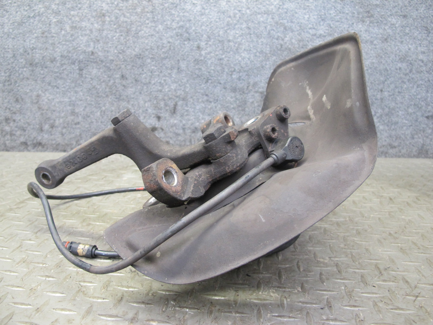 90-95 Mercedes W124 300D Front Right Spindle Knuckle Wheel Hub W/ ABS Sensor OEM