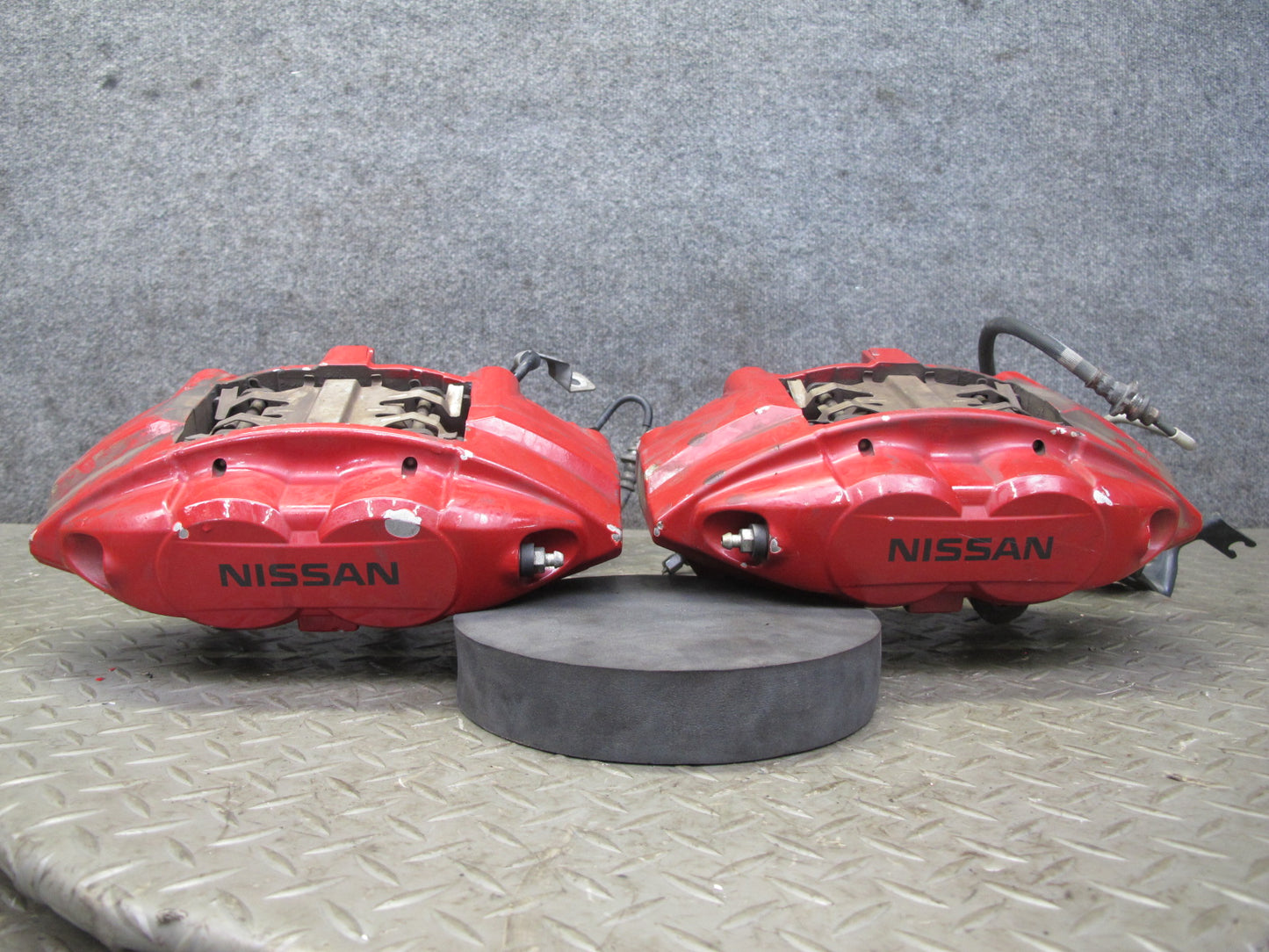 10-20 Nissan Z34 370Z Front Left & Right Sport Brake Caliper Set Akebono 98K OEM