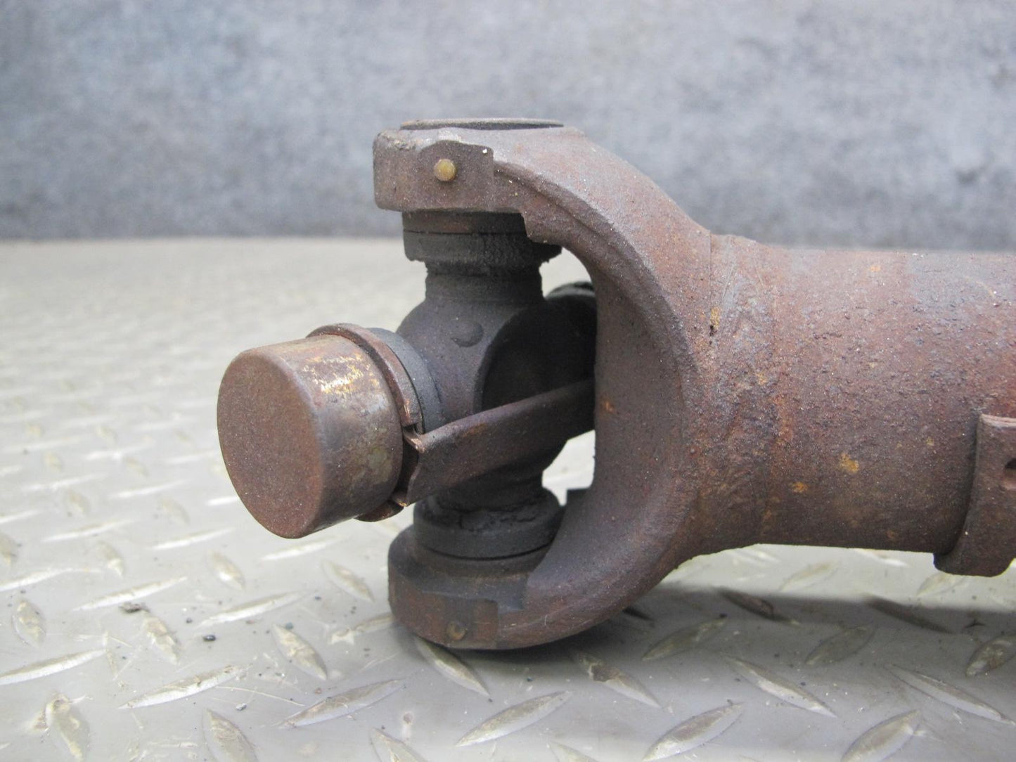 2003-2007 Hummer H2 Front Drive Shaft Propeller Assembly