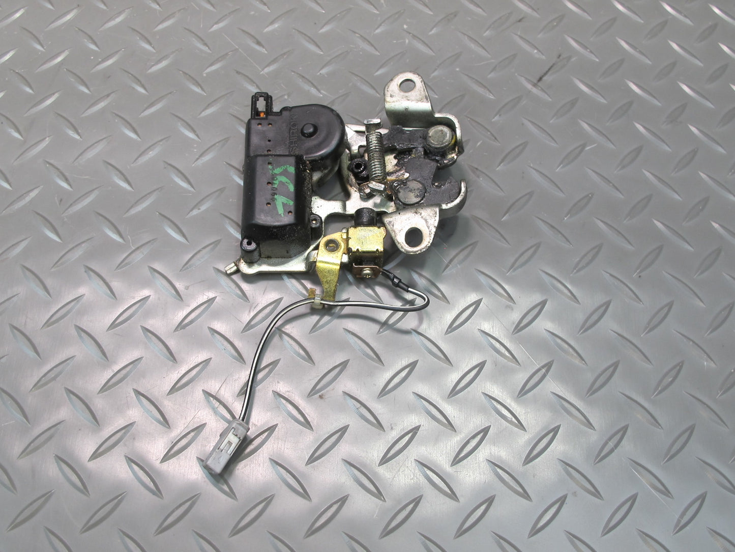 92-00 Lexus UZZ30L SC300 SC400 Rear Trunk Lid Lock Latch Actuator OEM