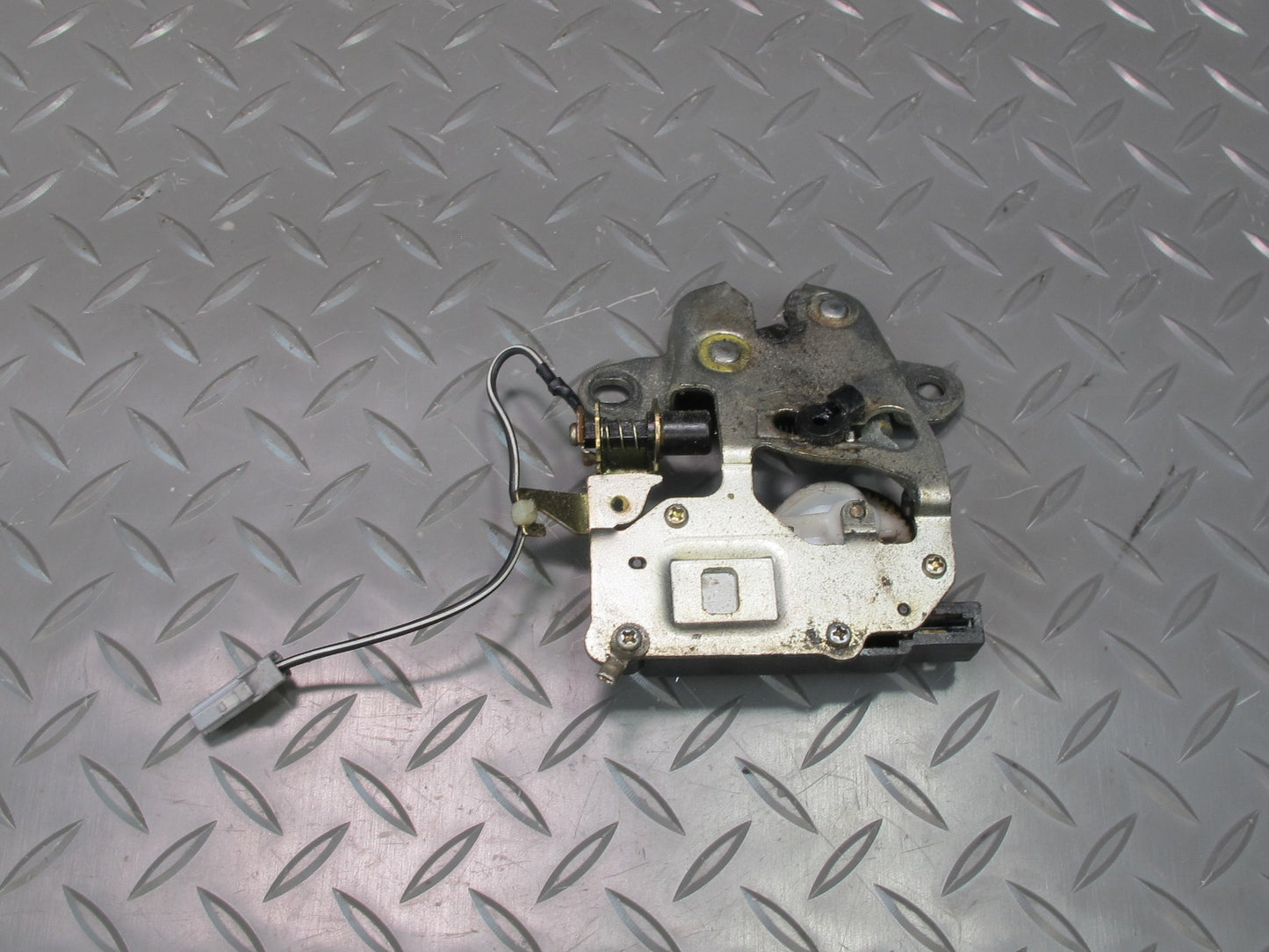 92-00 Lexus UZZ30L SC300 SC400 Rear Trunk Lid Lock Latch Actuator OEM