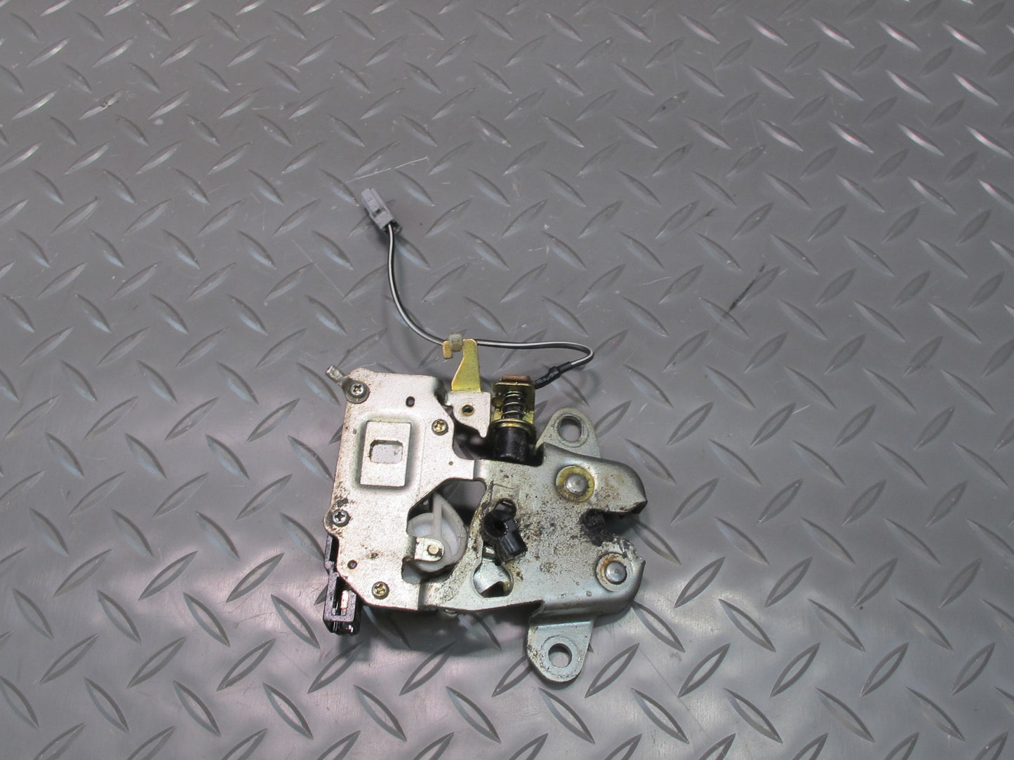 92-00 Lexus UZZ30L SC300 SC400 Rear Trunk Lid Lock Latch Actuator OEM