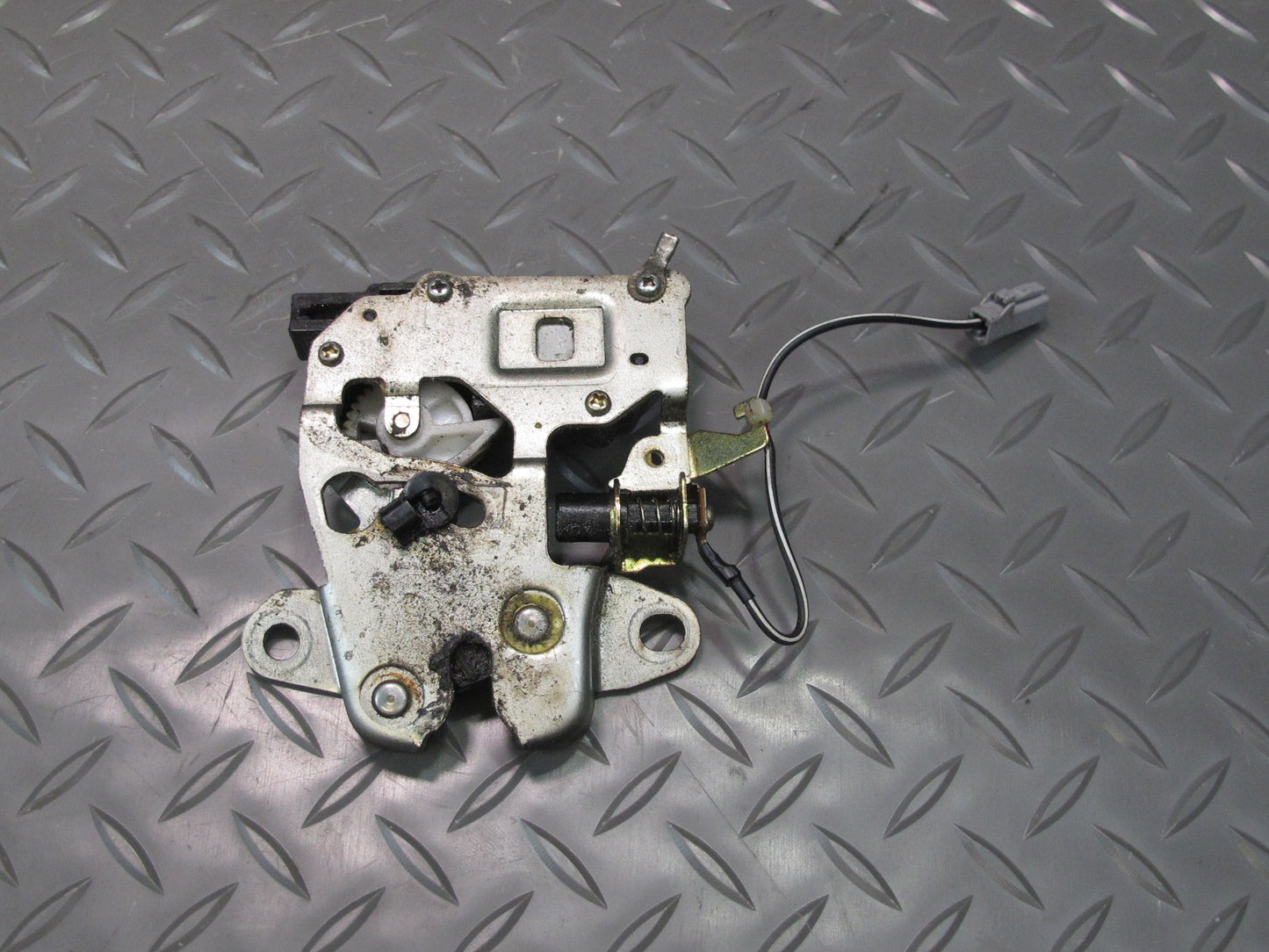 92-00 Lexus UZZ30L SC300 SC400 Rear Trunk Lid Lock Latch Actuator OEM