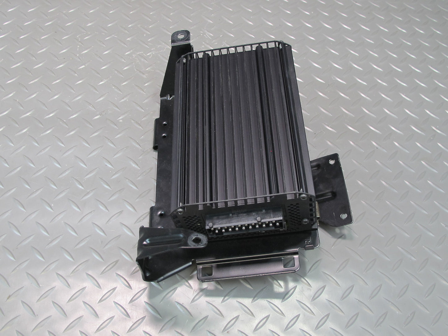 2003-2004 Porsche Boxster 986 Audio Radio Amplifier AMP W/ Mounting Bracket