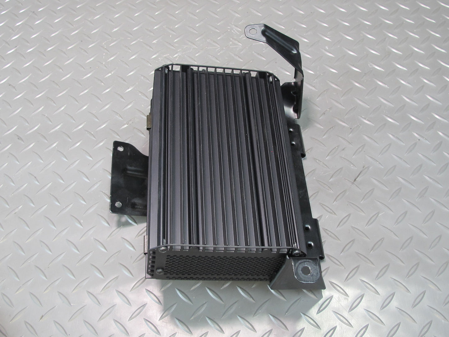 2003-2004 Porsche Boxster 986 Audio Radio Amplifier AMP W/ Mounting Bracket