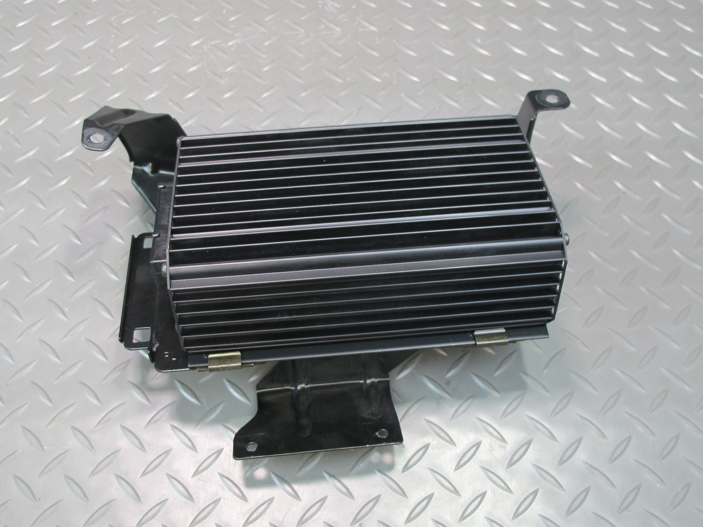 2003-2004 Porsche Boxster 986 Audio Radio Amplifier AMP W/ Mounting Bracket