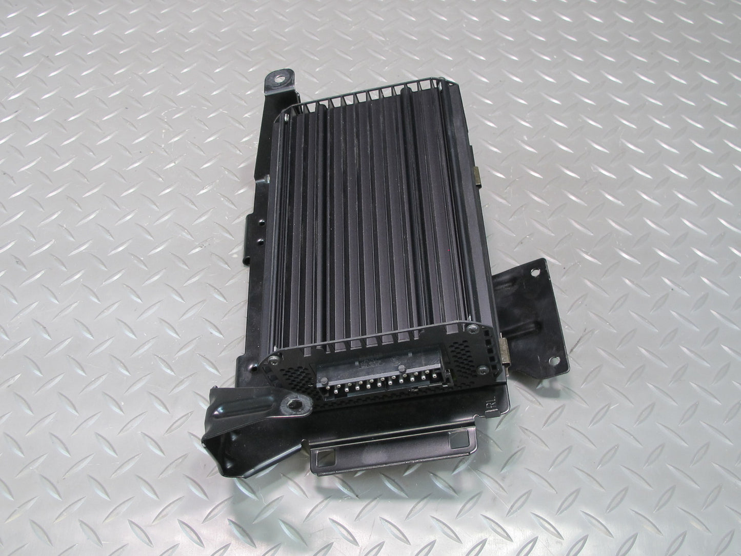 2003-2004 Porsche Boxster 986 Audio Radio Amplifier AMP W/ Mounting Bracket