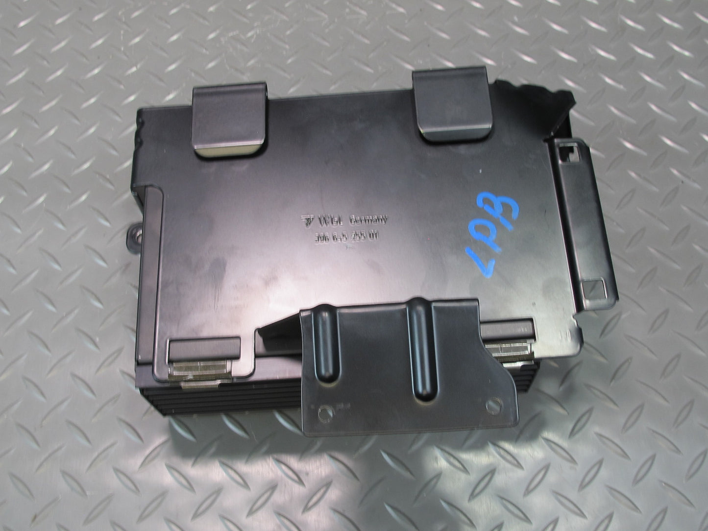 2003-2004 Porsche Boxster 986 Audio Radio Amplifier AMP W/ Mounting Bracket