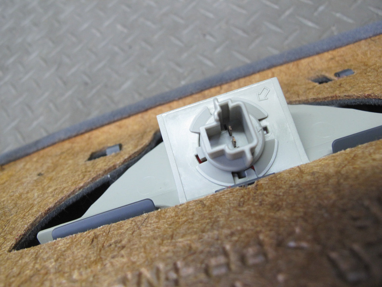 04-06 Lexus UCF30L LS430 Rear Center Third Brake Light Lamp w Trim Panel OEM