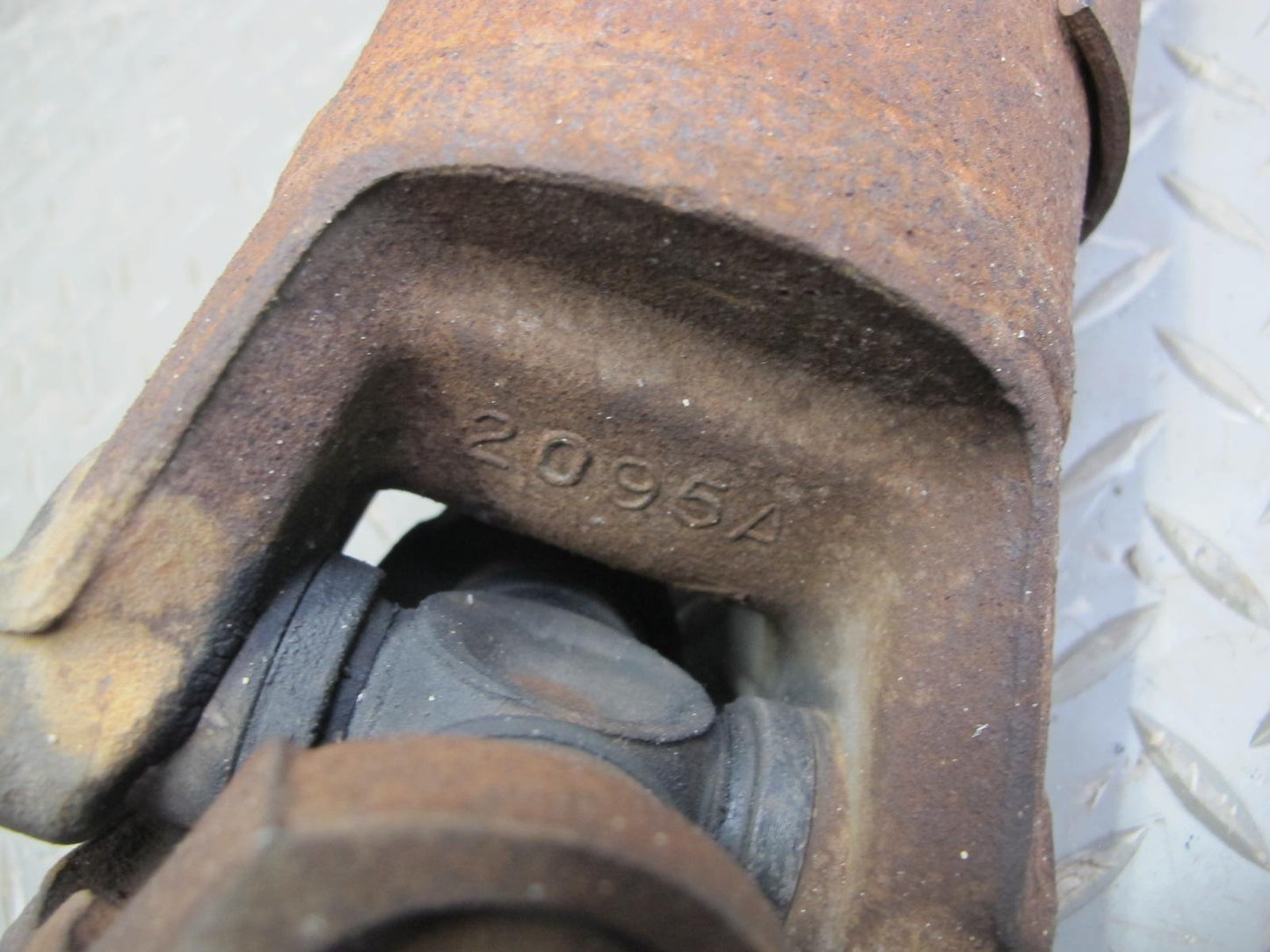 2003-2007 Hummer H2 Rear Drive Shaft Propeller Assembly 15207223