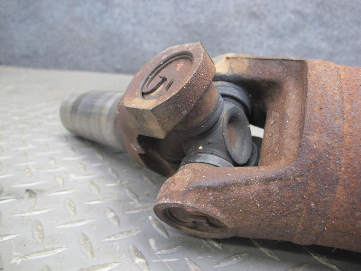 2003-2007 Hummer H2 Rear Drive Shaft Propeller Assembly 15207223