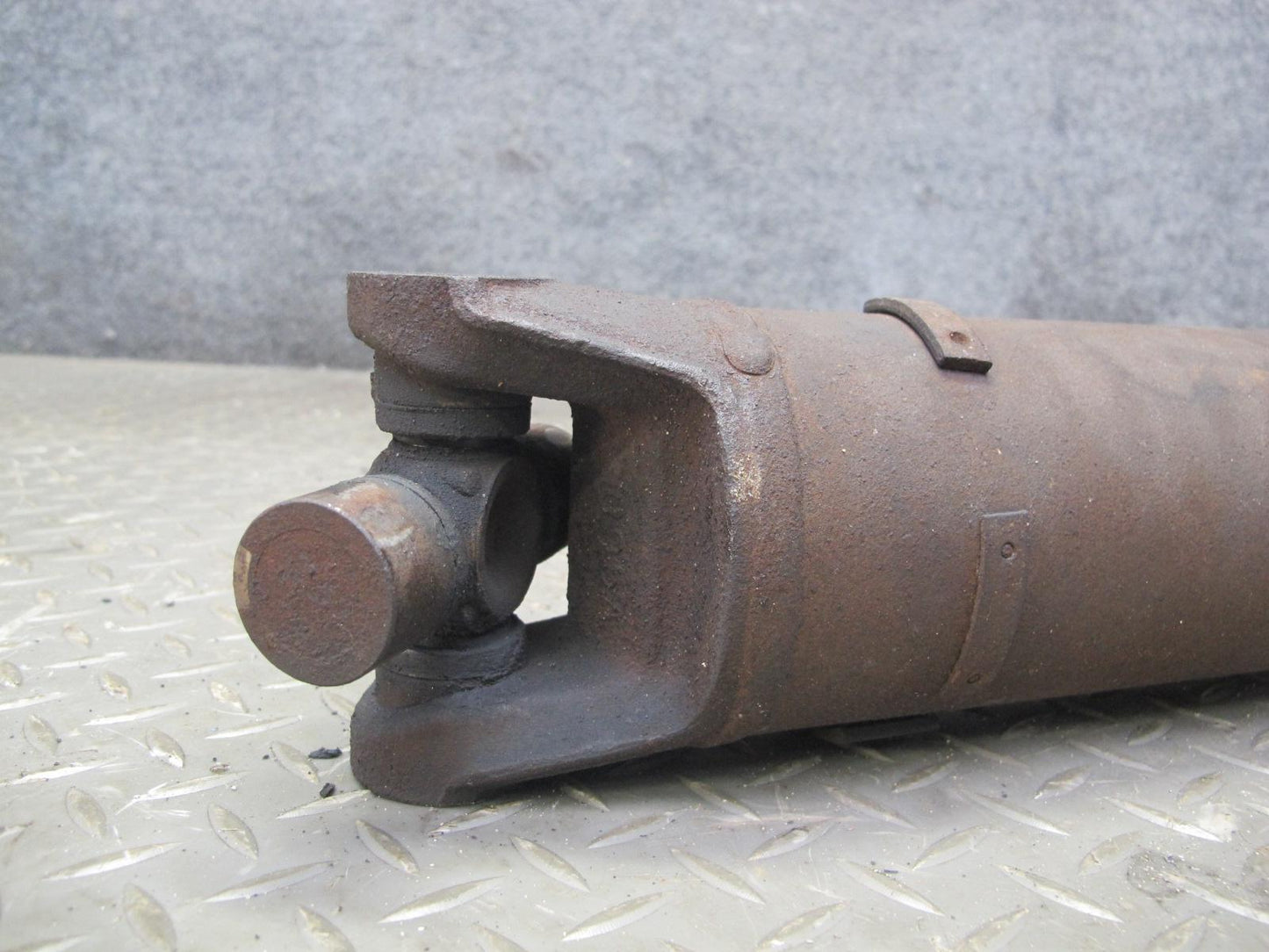 2003-2007 Hummer H2 Rear Drive Shaft Propeller Assembly 15207223