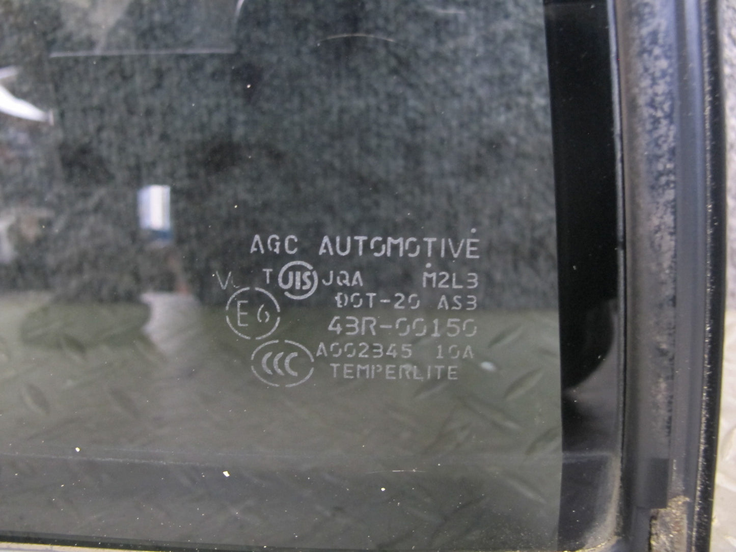 2011-2017 Infiniti QX56 QX80 Rear Left Driver Side Door Vent Glass Window