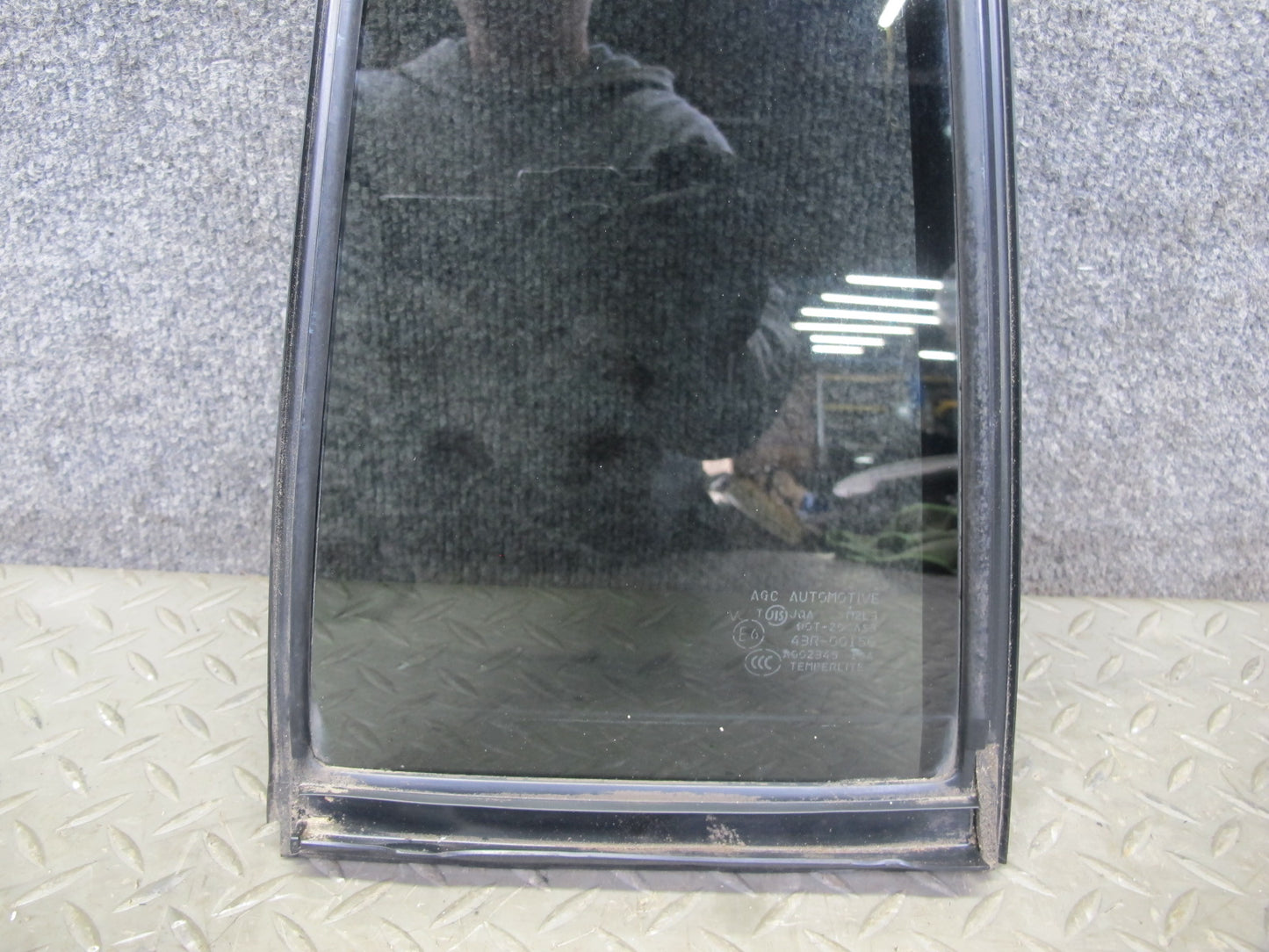 2011-2017 Infiniti QX56 QX80 Rear Left Driver Side Door Vent Glass Window