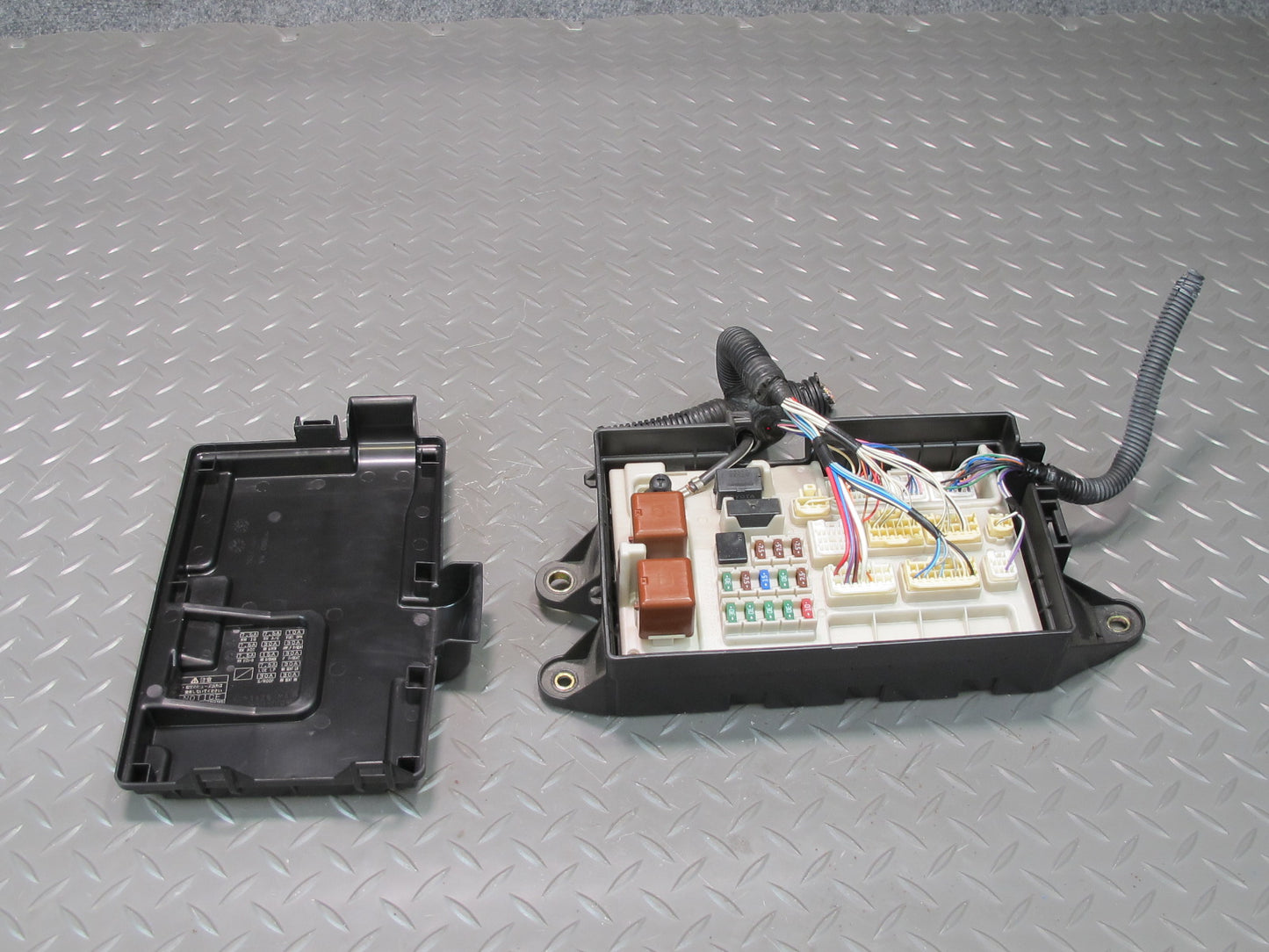 04-06 Lexus UCF30L LS430 Rear Trunk Junction Fuse Relay Box 82670-50080 OEM