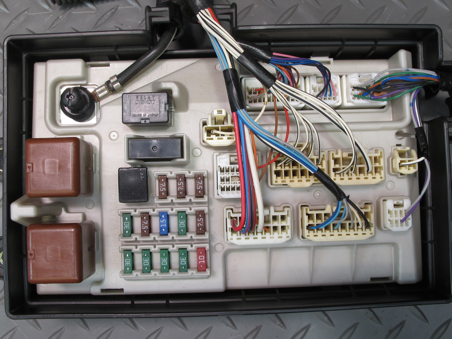 04-06 Lexus UCF30L LS430 Rear Trunk Junction Fuse Relay Box 82670-50080 OEM