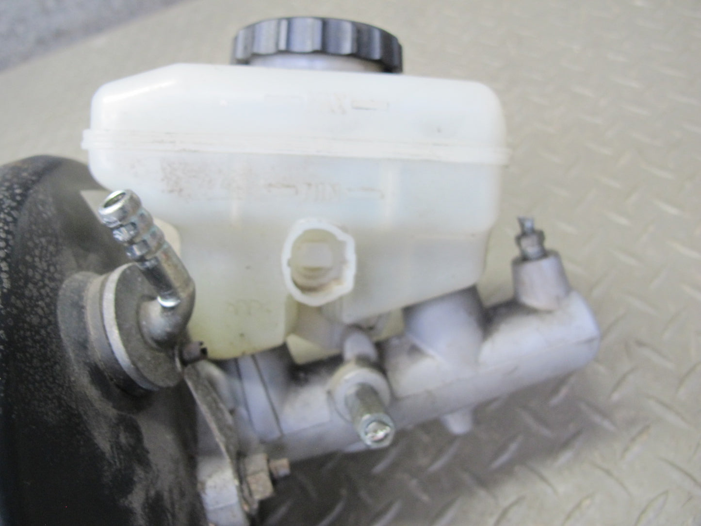 04-06 Lexus UCF30L LS430 Brake Master Cylinder Booster Fluid Reservoir OEM