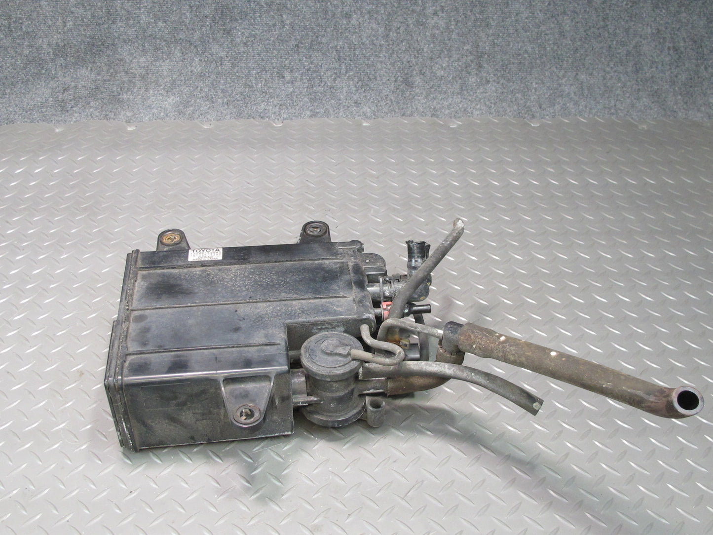 01-06 Lexus UCF30L LS430 Fuel Evap Vapor Charcoal Canister 77740-50092 OEM