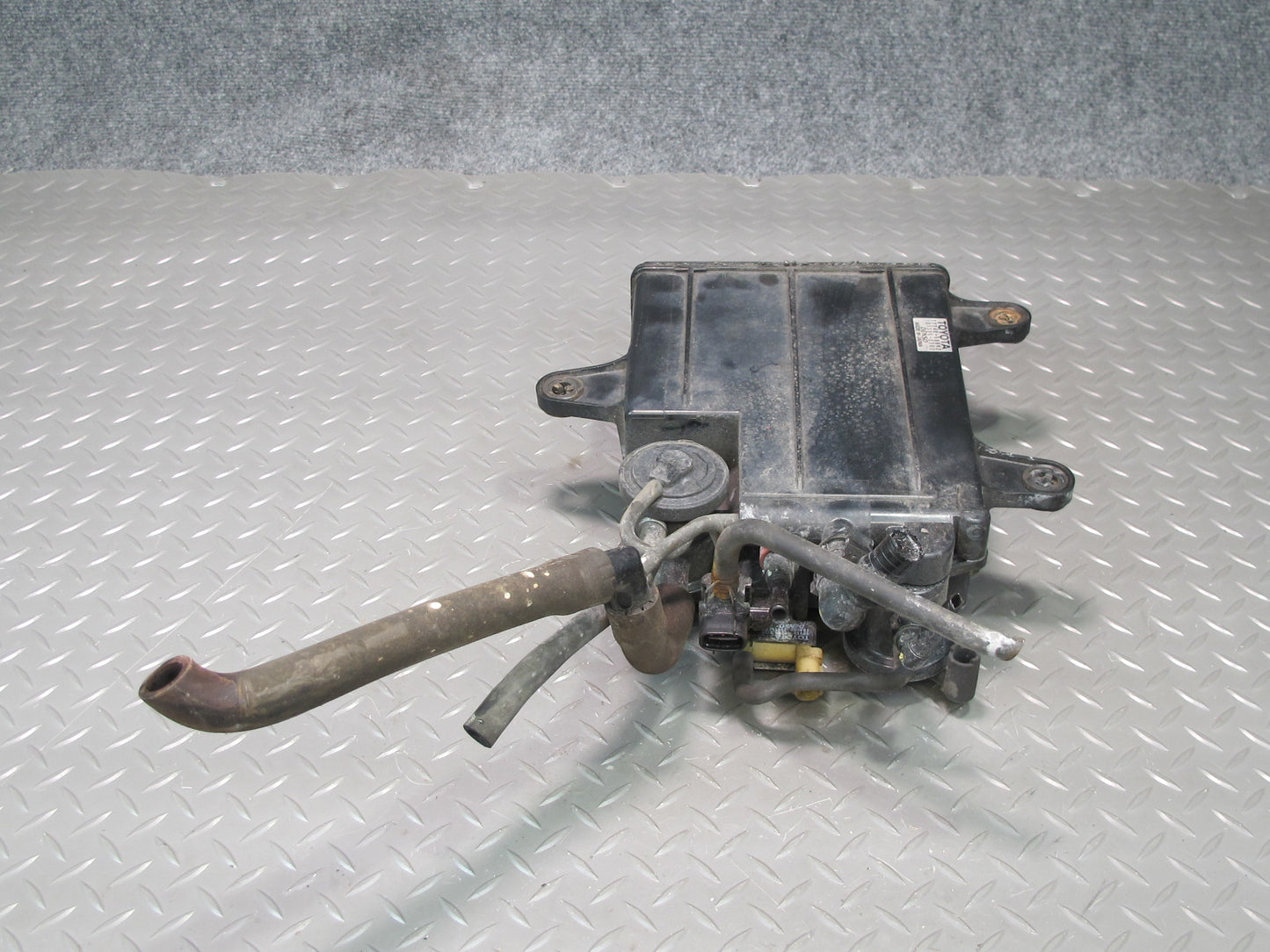 01-06 Lexus UCF30L LS430 Fuel Evap Vapor Charcoal Canister 77740-50092 OEM