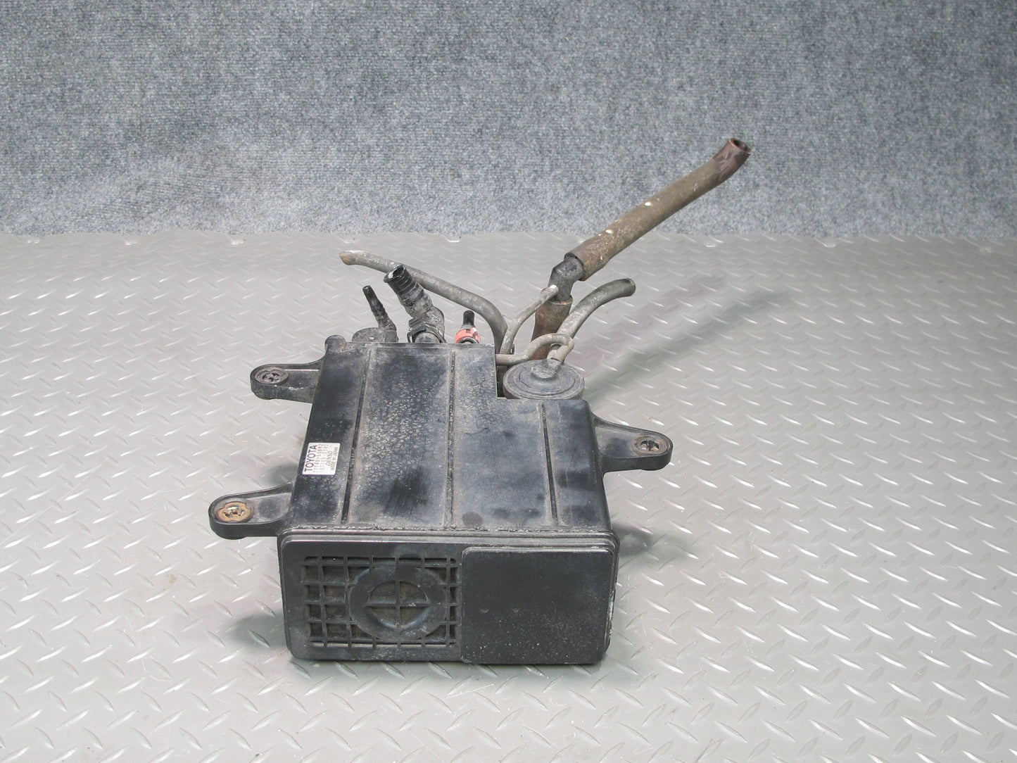 01-06 Lexus UCF30L LS430 Fuel Evap Vapor Charcoal Canister 77740-50092 OEM