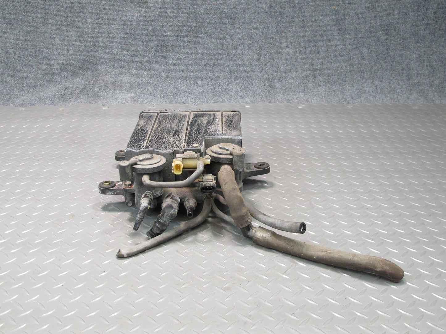 01-06 Lexus UCF30L LS430 Fuel Evap Vapor Charcoal Canister 77740-50092 OEM