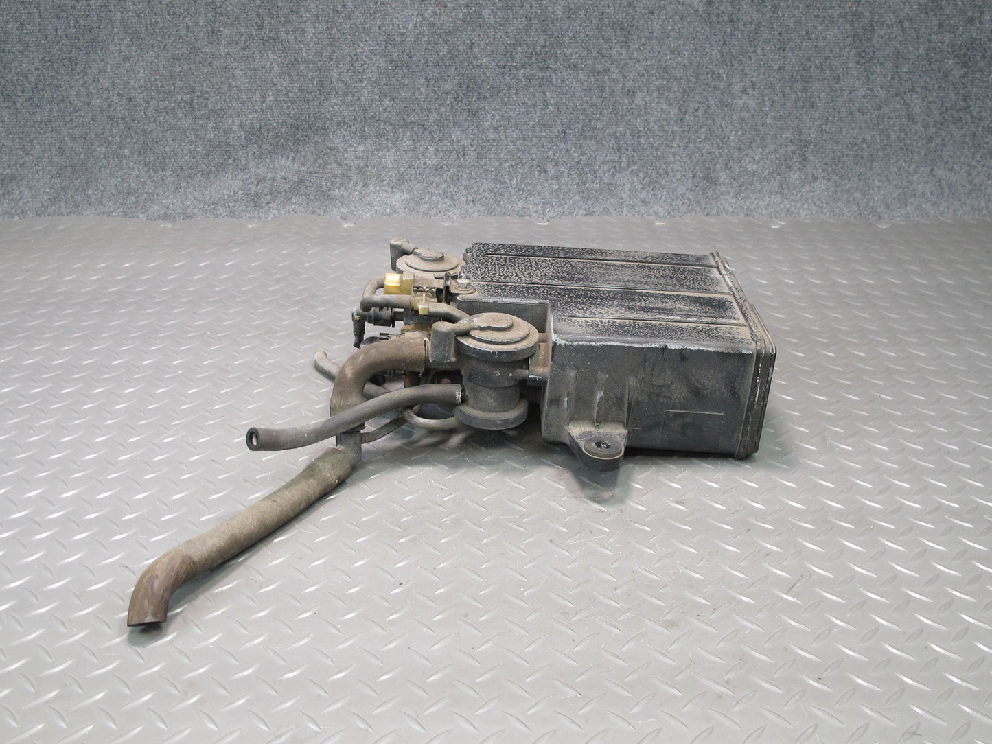 01-06 Lexus UCF30L LS430 Fuel Evap Vapor Charcoal Canister 77740-50092 OEM