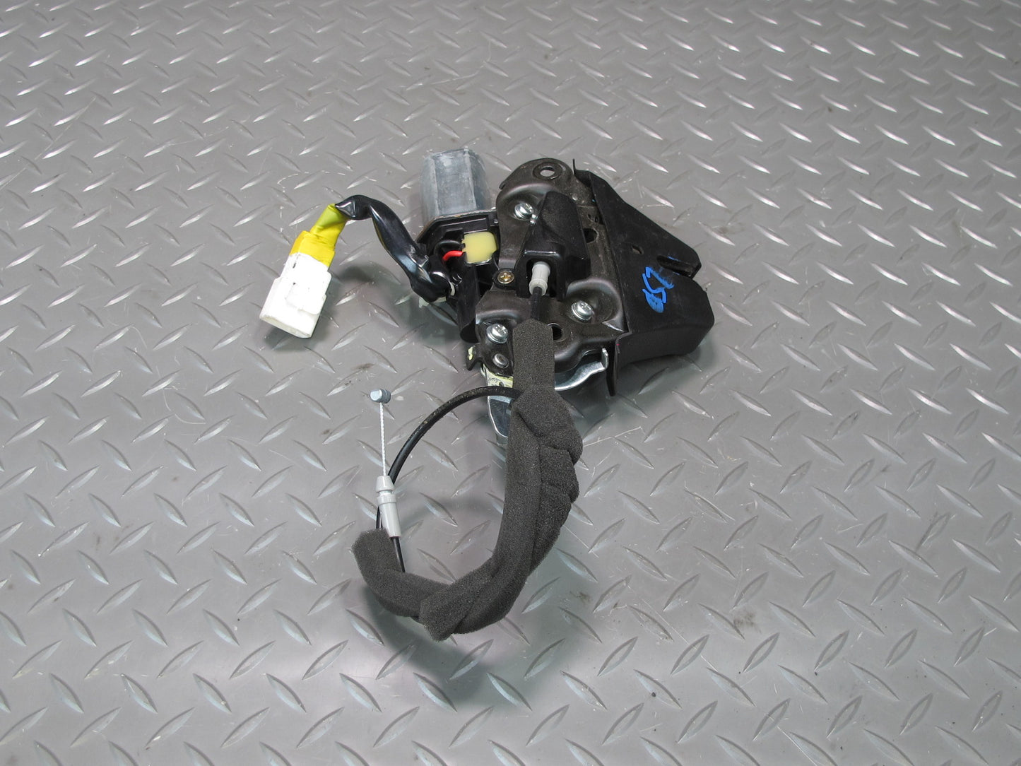 01-06 Lexus UCF30L LS430 Rear Trunk Deck Lid Lock Latch Actuator Motor OEM