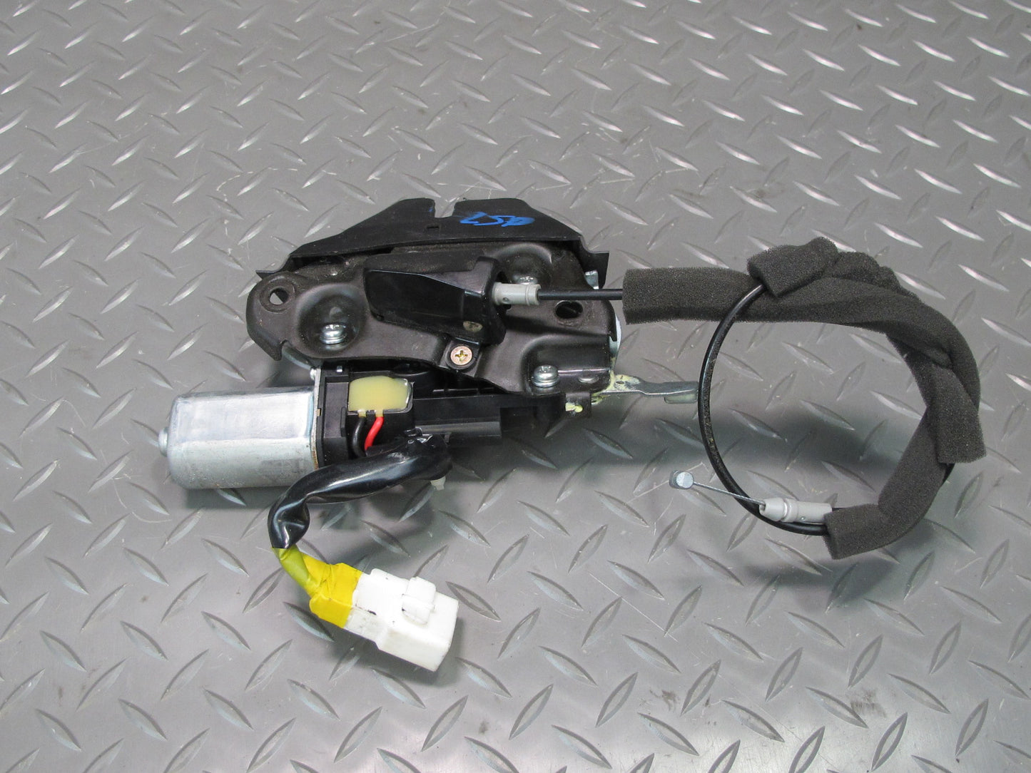 01-06 Lexus UCF30L LS430 Rear Trunk Deck Lid Lock Latch Actuator Motor OEM