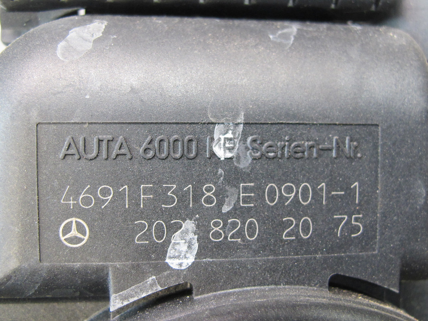 93-95 Mercedes W124 300D Chassis Power Antenna 2028202075 OEM