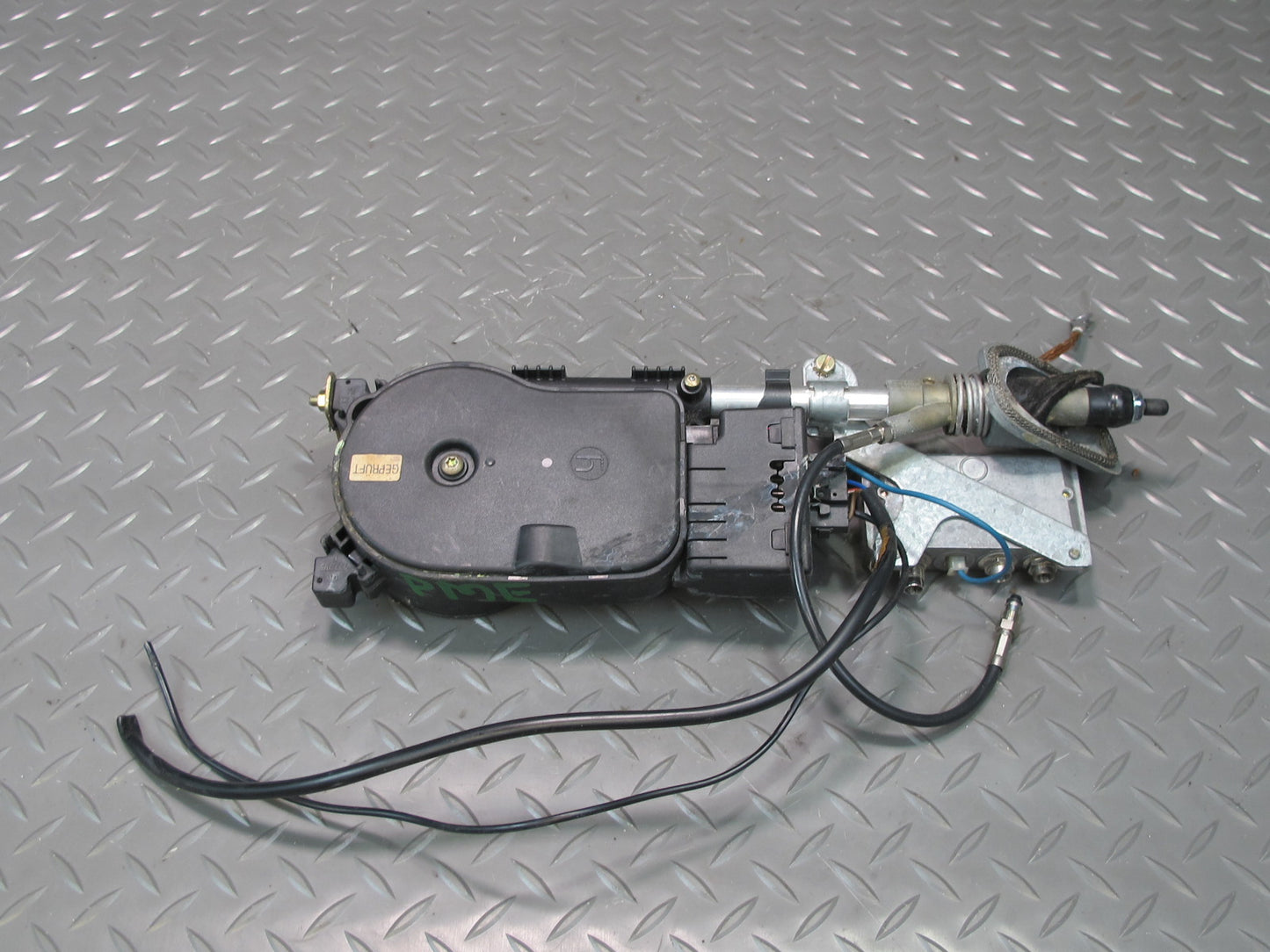 93-95 Mercedes W124 300D Chassis Power Antenna 2028202075 OEM